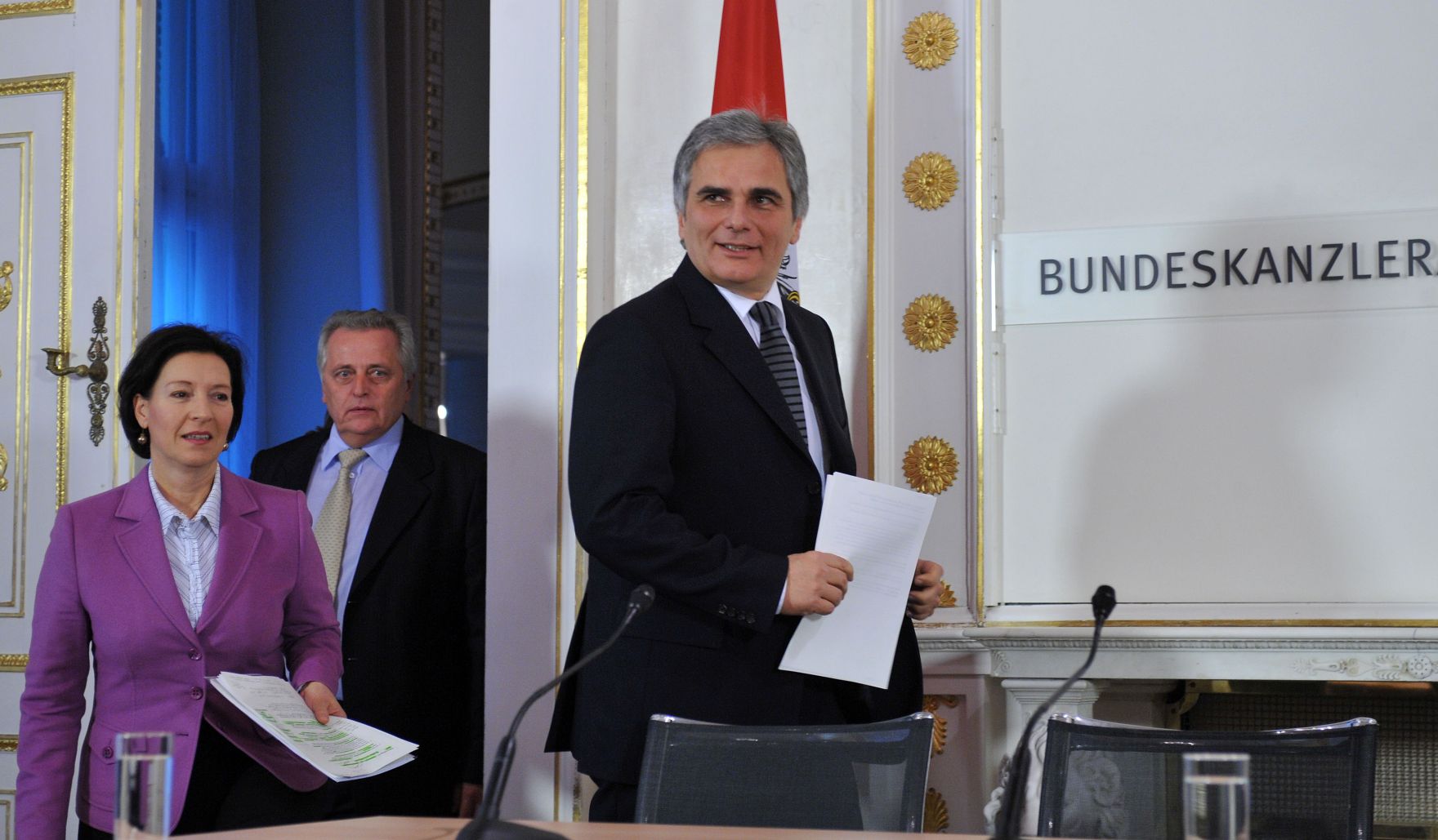 Freitag, den 4. Dezember 2009 pr&auml;sentierten Bundeskanzler Werner Faymann (R), Sozialminister Rudolf Hundstorfer (M) und Frauenministerin Gabriele Heinisch-Hosek (L) im Bundeskanzleramt in Wien im Rahmen einer Pressekonferenz ein Arbeitsmarkt- und Qualifizierungspaket 2010.