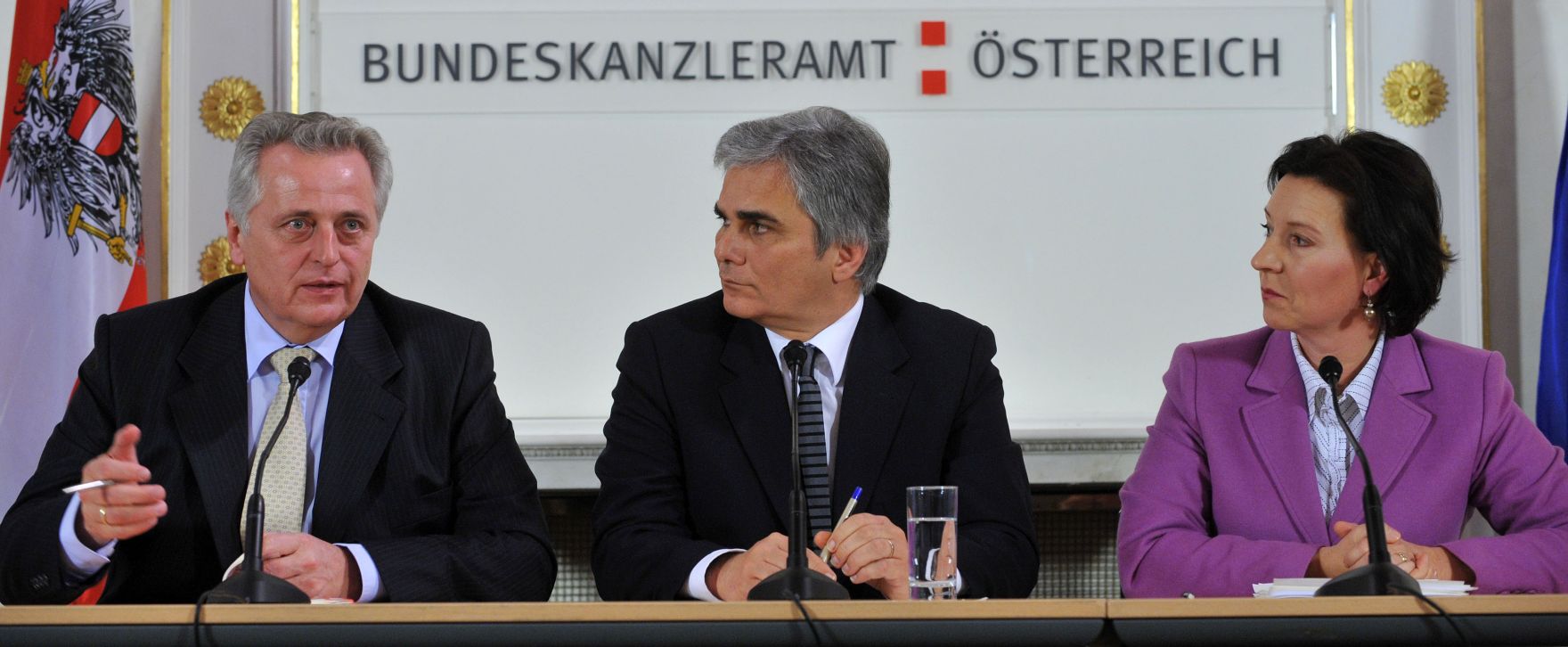 Freitag, den 4. Dezember 2009 pr&auml;sentierten Bundeskanzler Werner Faymann (M), Sozialminister Rudolf Hundstorfer (L) und Frauenministerin Gabriele Heinisch-Hosek (R) im Bundeskanzleramt in Wien im Rahmen einer Pressekonferenz ein &quot;Arbeitsmarkt- und Qualifizierungspaket 2010&quot;.