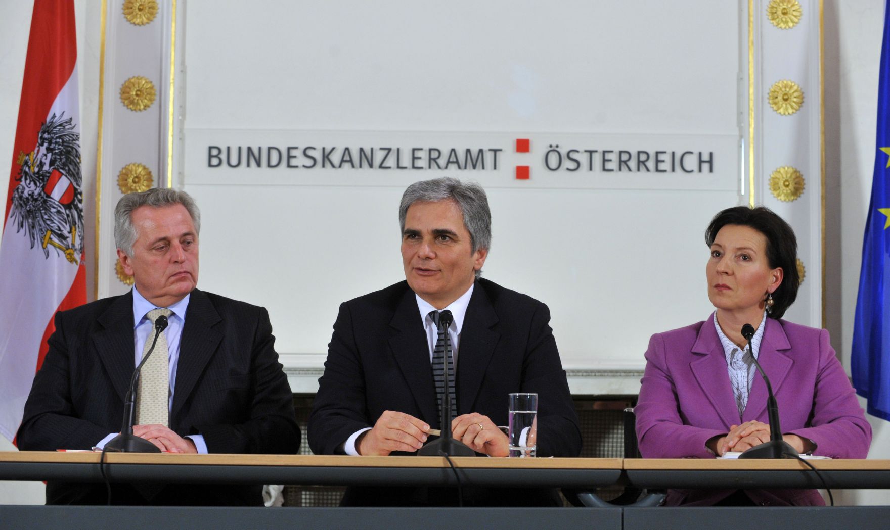 Freitag, den 4. Dezember 2009 pr&auml;sentierten Bundeskanzler Werner Faymann (M), Sozialminister Rudolf Hundstorfer (L) und Frauenministerin Gabriele Heinisch-Hosek (R) im Bundeskanzleramt in Wien im Rahmen einer Pressekonferenz ein &quot;Arbeitsmarkt- und Qualifizierungspaket 2010&quot;.