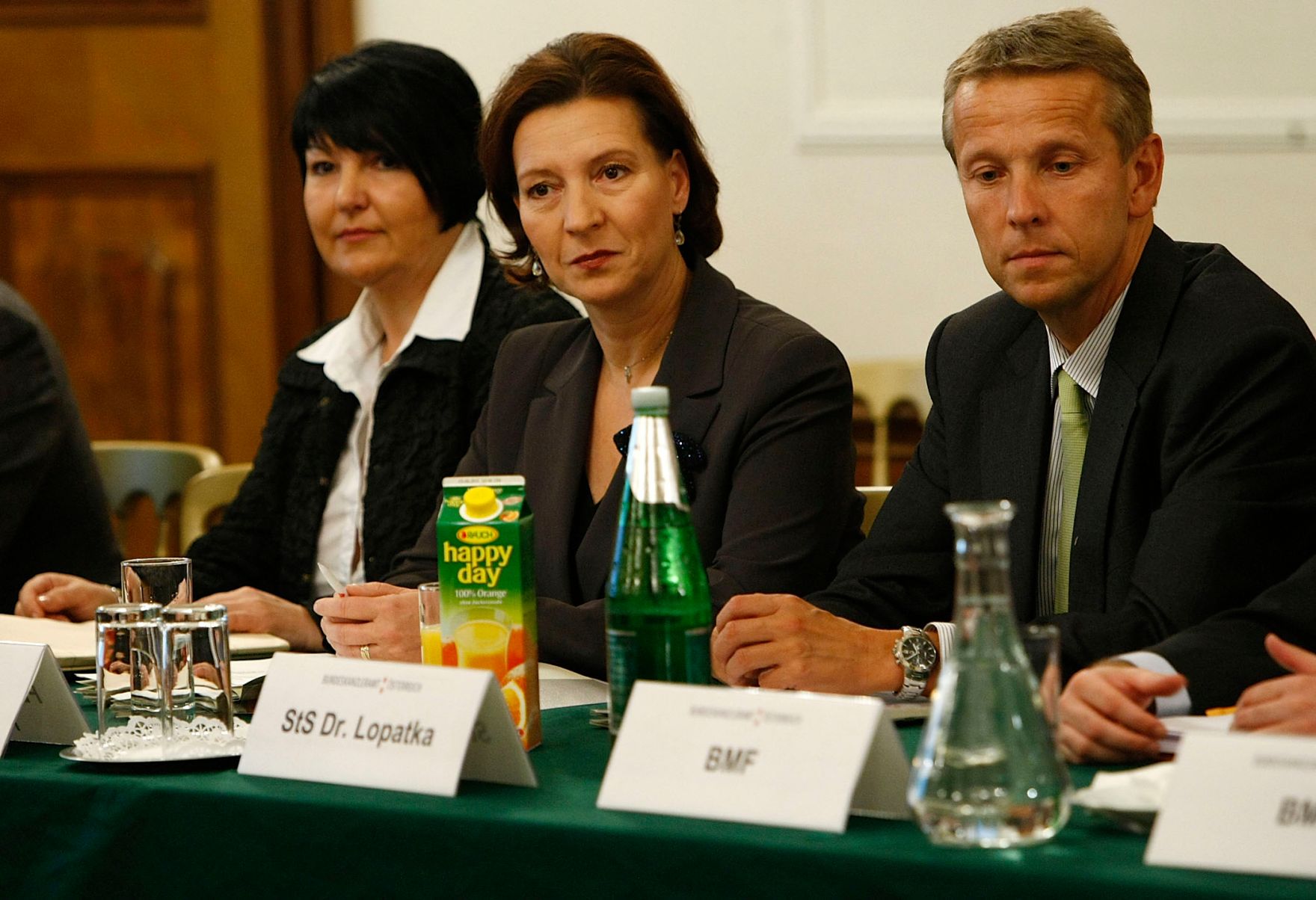 Am 02. November 2009 starteten die Beamtengehaltsverhandlungen im B&uuml;ro der Bundesministerin f&uuml;r Frauenangelegenheiten und &Ouml;ffentlichen Dienst. Im Bild (v.L.n.R.) Sektionschefin Angelika Flatz, Bundesministerin Gabriele Heinisch-Hosek und Finanzstaatssekret&auml;r Reinhold Lopatka.