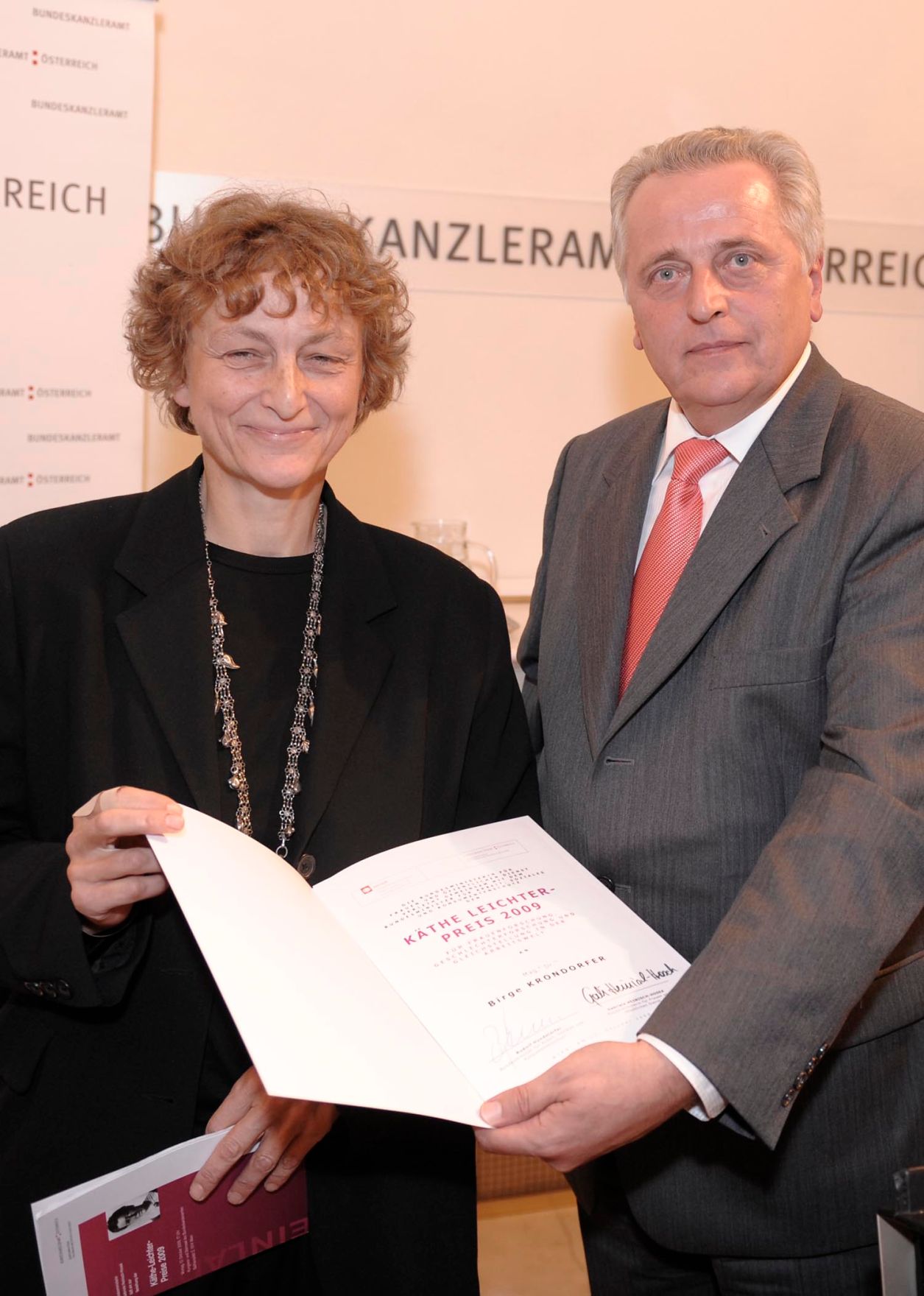 Verleihung des K&auml;the-Leichter-Preises 2009 am 12. Oktober 2009 im Bundeskanzleramt. Im Bild Birge Krondorfer und Sozialminister Rudolf Hundstorfer.