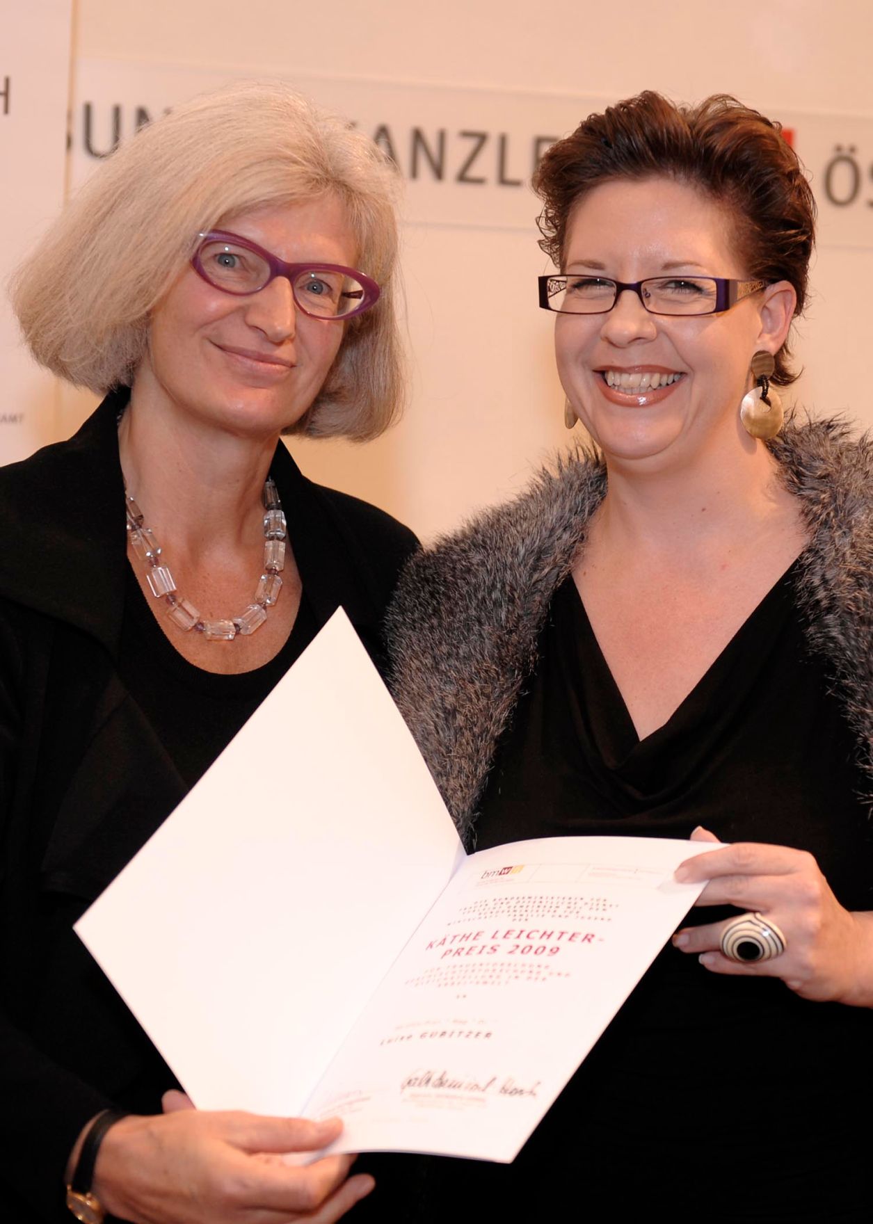 Verleihung des K&auml;the-Leichter-Preises 2009 am 12. Oktober 2009 im Bundeskanzleramt. Im Bild Luise Gubitzer (l.) und Staatssekret&auml;rin Christine Marek.
