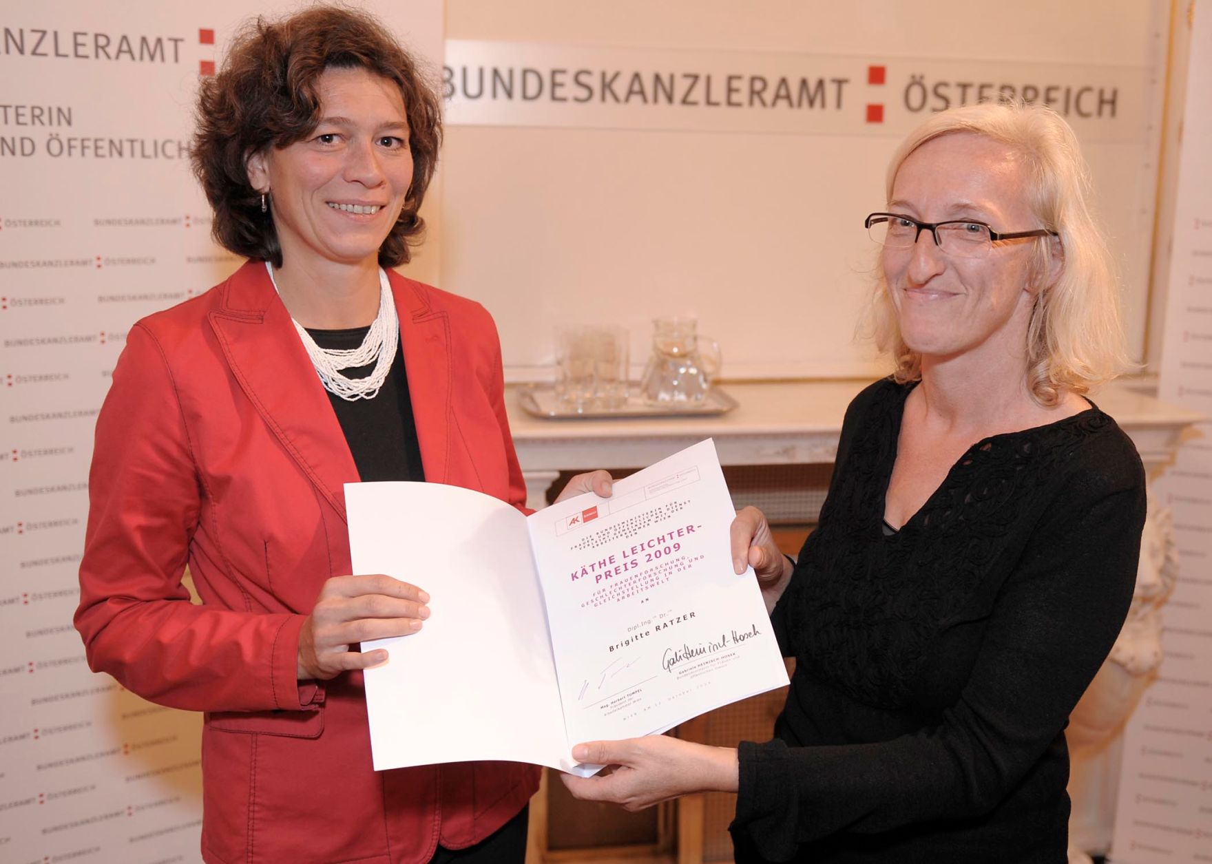 Verleihung des K&auml;the-Leichter-Preises 2009 am 12. Oktober 2009 im Bundeskanzleramt. Im Bild Preistr&auml;gerin Brigitte Ratzer (l.) und Ingrid Moritz.