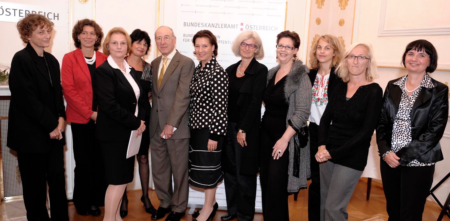Verleihung des K&auml;the-Leichter-Preises 2009 am 12. Oktober 2009 im Bundeskanzleramt. Im Bild Bundesministerin f&uuml;r Frauenangelegenheiten und &Ouml;ffentlichen Dienst Gabriele Heinisch-Hosek (Bildmitte) mit Franz Leichter (Sohn von K&auml;the Leichter) und allen Preistr&auml;gerInnen.