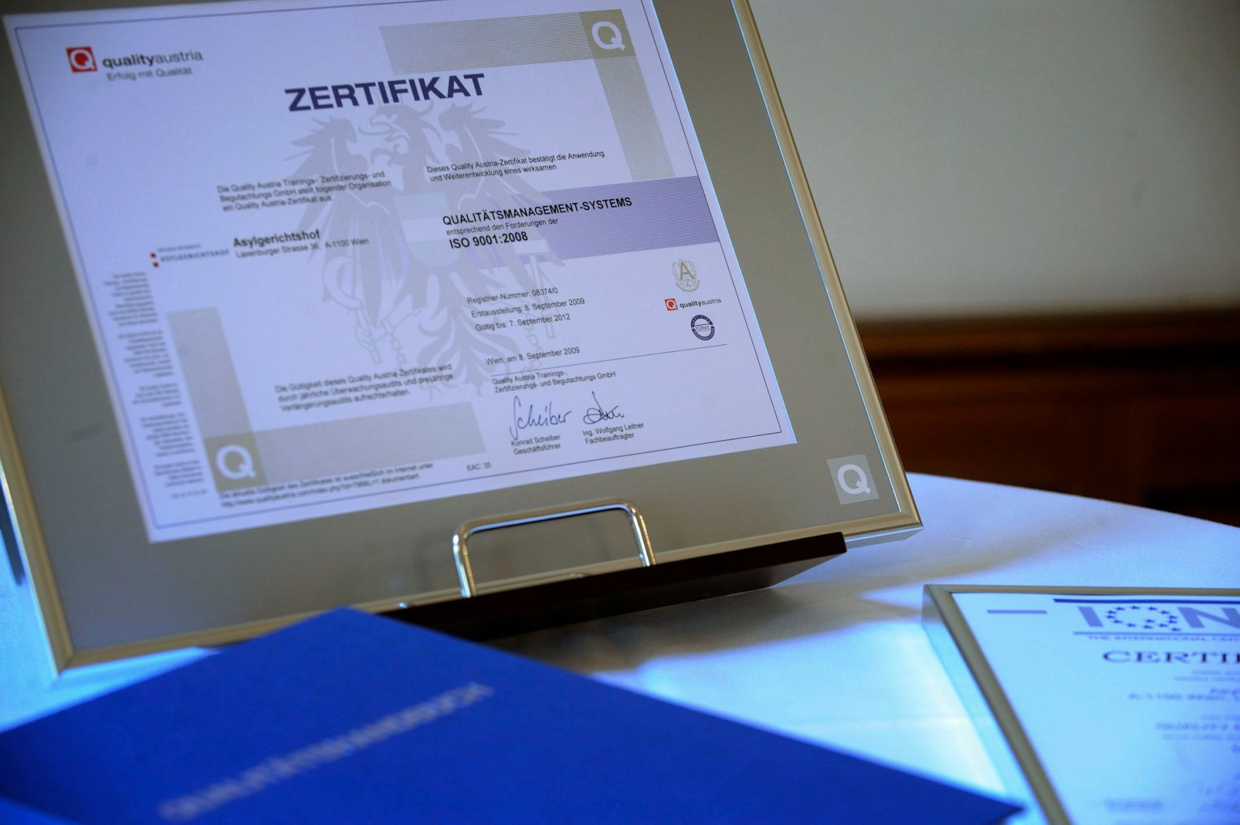 Am 21. Oktober 2009 &uuml;berreichte die Bundesministerin f&uuml;r Frauenangelegenheiten und &Ouml;ffentlichen Dienst Gabriele Heinisch-Hosek das ISO 9001 Zertifikat an den Asylgerichtshof.