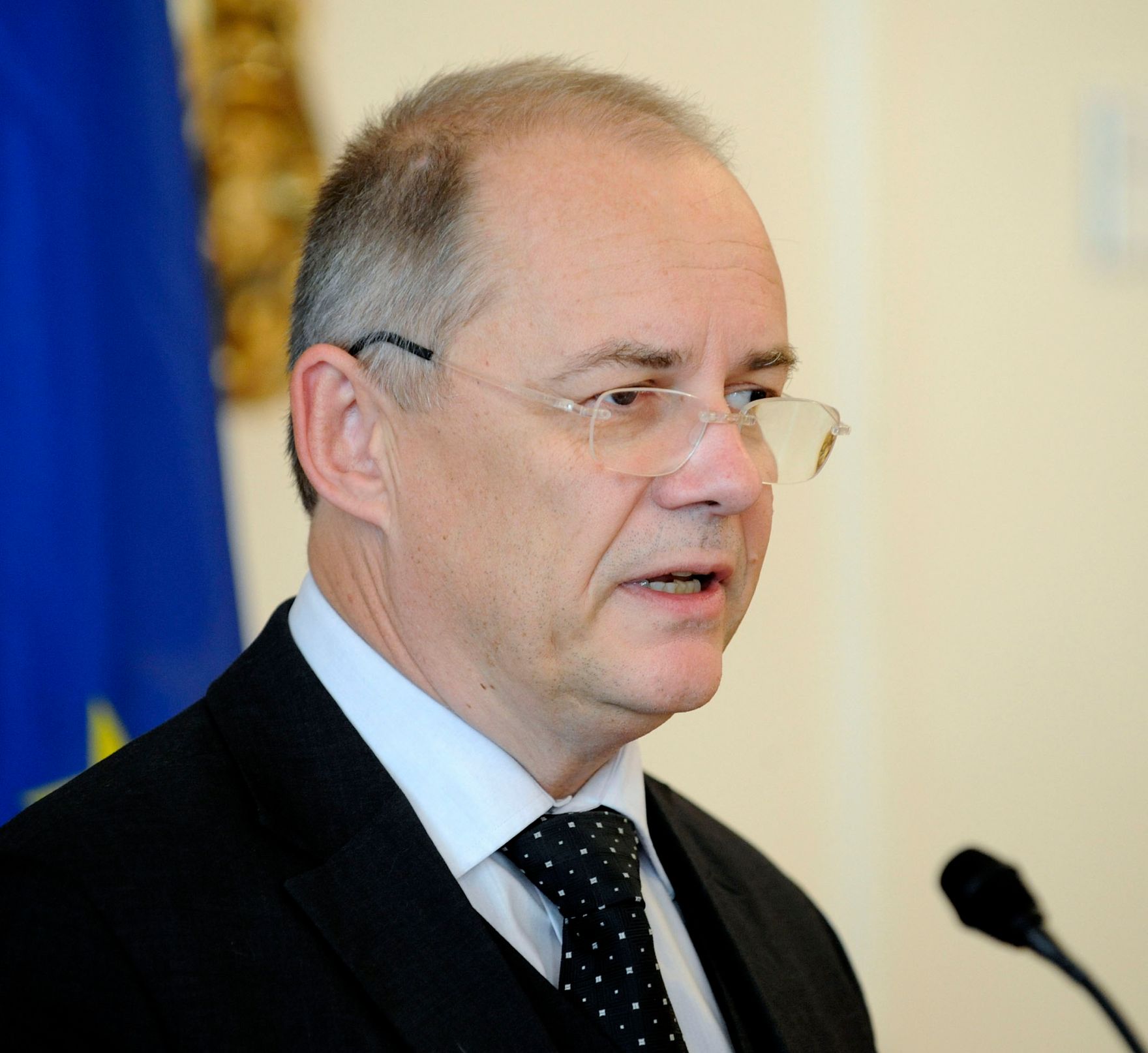 Am 21. Oktober 2009 &uuml;berreichte die Bundesministerin f&uuml;r Frauenangelegenheiten und &Ouml;ffentlichen Dienst Gabriele Heinisch-Hosek das ISO 9001 Zertifikat an den Asylgerichtshof. Im Bild Sektionschef Manfred Matzka.