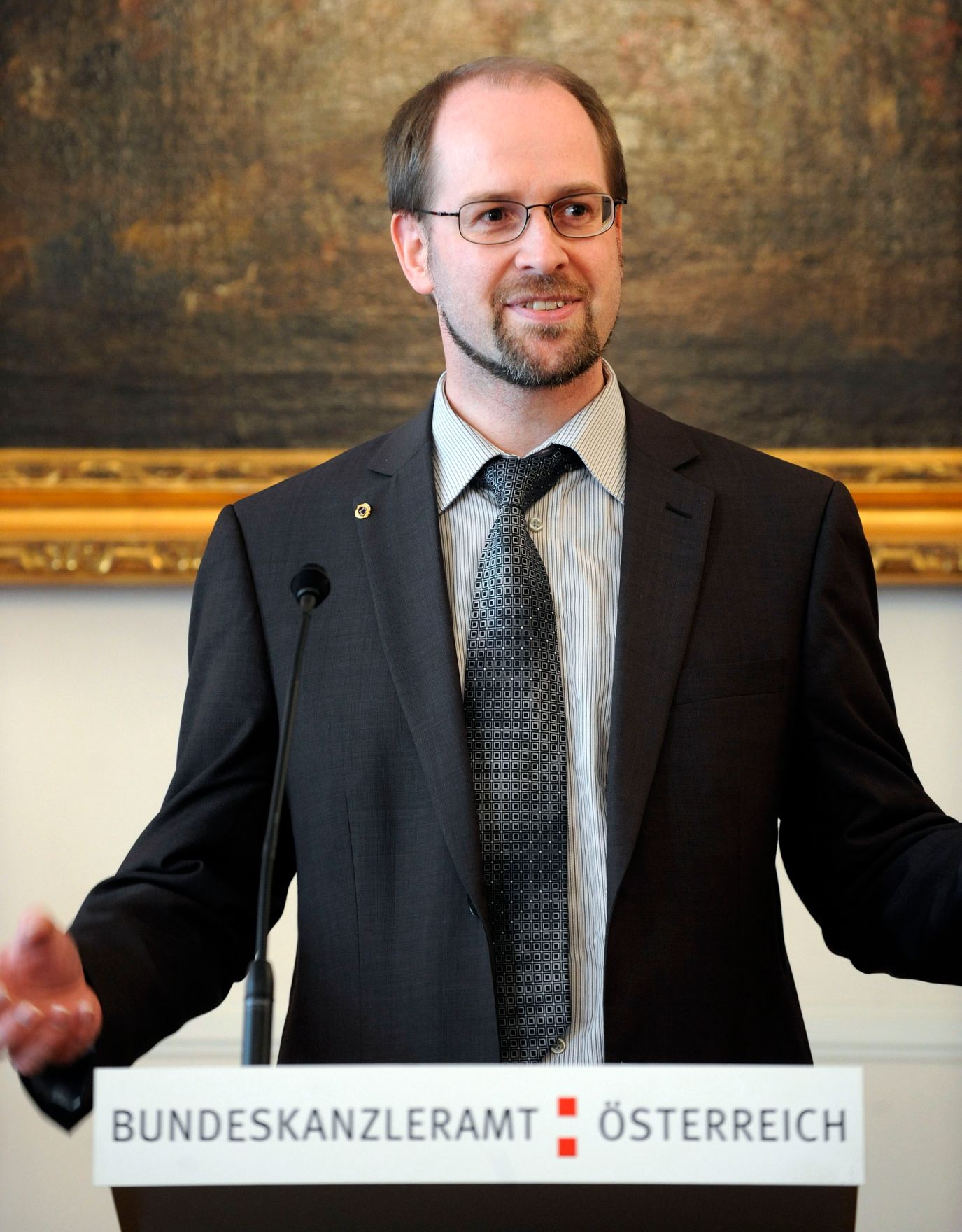 Am 21. Oktober 2009 &uuml;berreichte die Bundesministerin f&uuml;r Frauenangelegenheiten und &Ouml;ffentlichen Dienst Gabriele Heinisch-Hosek das ISO 9001 Zertifikat an den Asylgerichtshof. Im Bild der Vizepr&auml;sident (AsylGH) Volker Nowak.