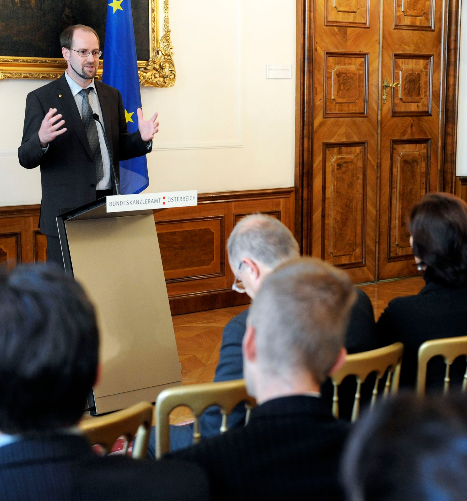 Am 21. Oktober 2009 &uuml;berreichte die Bundesministerin f&uuml;r Frauenangelegenheiten und &Ouml;ffentlichen Dienst Gabriele Heinisch-Hosek das ISO 9001 Zertifikat an den Asylgerichtshof. Im Bild der Vizepr&auml;sident (AsylGH) Volker Nowak.