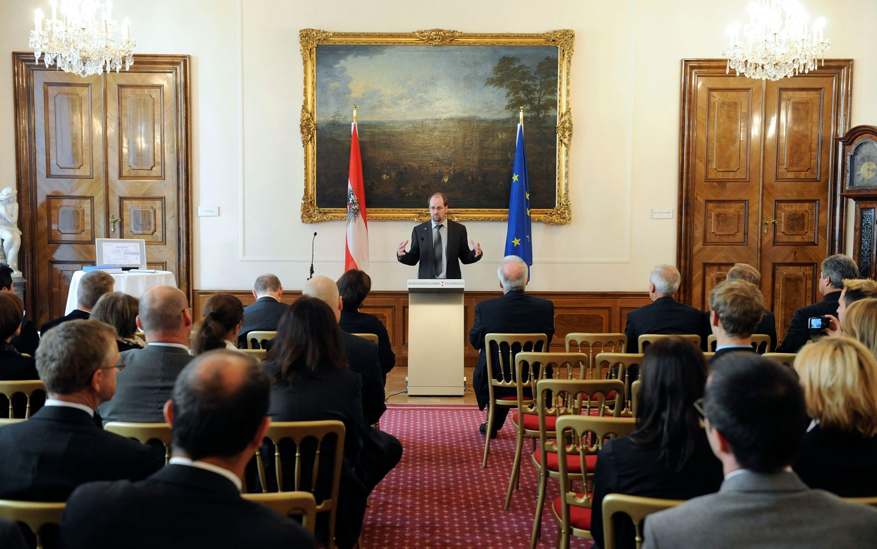 Am 21. Oktober 2009 &uuml;berreichte die Bundesministerin f&uuml;r Frauenangelegenheiten und &Ouml;ffentlichen Dienst Gabriele Heinisch-Hosek das ISO 9001 Zertifikat an den Asylgerichtshof. Im Bild der Vizepr&auml;sident (AsylGH) Volker Nowak.