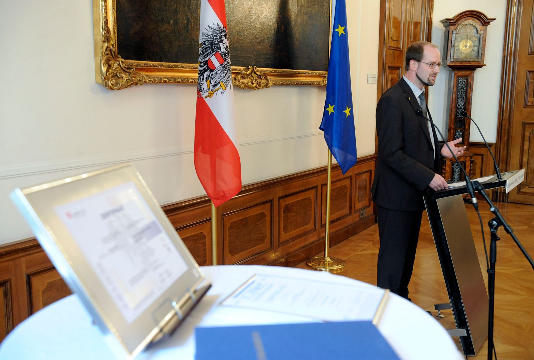 Am 21. Oktober 2009 &uuml;berreichte die Bundesministerin f&uuml;r Frauenangelegenheiten und &Ouml;ffentlichen Dienst Gabriele Heinisch-Hosek das ISO 9001 Zertifikat an den Asylgerichtshof. Im Bild der Vizepr&auml;sident (AsylGH) Volker Nowak.