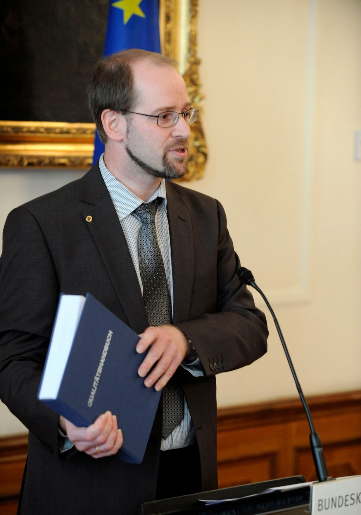 Am 21. Oktober 2009 &uuml;berreichte die Bundesministerin f&uuml;r Frauenangelegenheiten und &Ouml;ffentlichen Dienst Gabriele Heinisch-Hosek das ISO 9001 Zertifikat an den Asylgerichtshof. Im Bild der Vizepr&auml;sident (AsylGH) Volker Nowak.