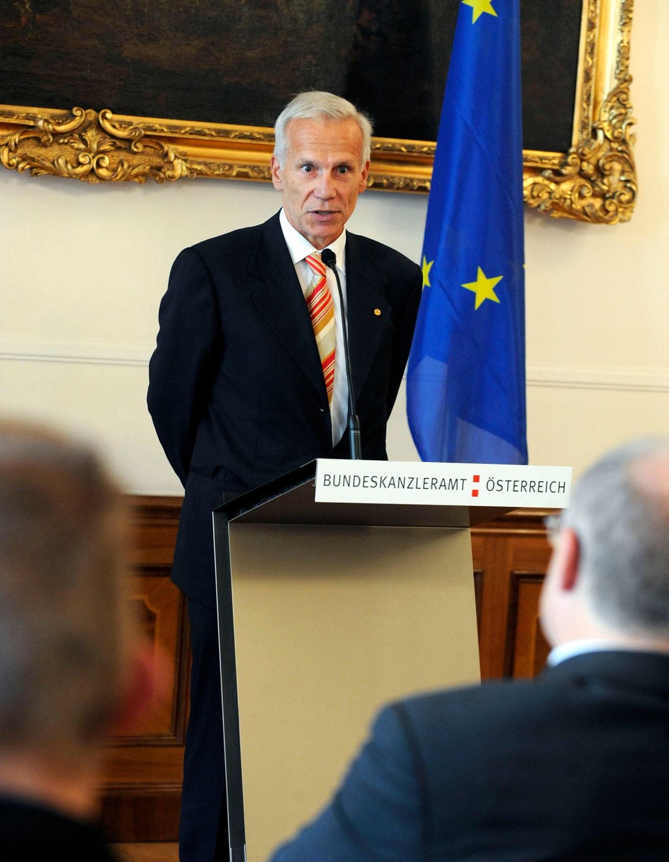 Am 21. Oktober 2009 &uuml;berreichte die Bundesministerin f&uuml;r Frauenangelegenheiten und &Ouml;ffentlichen Dienst Gabriele Heinisch-Hosek das ISO 9001 Zertifikat an den Asylgerichtshof. Im Bild Peter Reichert Gesch&auml;ftsf&uuml;hrendes Vorstandsmitglied der Firma Quality Austria.