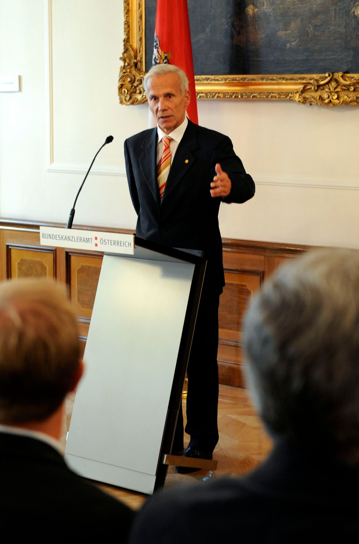 Am 21. Oktober 2009 &uuml;berreichte die Bundesministerin f&uuml;r Frauenangelegenheiten und &Ouml;ffentlichen Dienst Gabriele Heinisch-Hosek das ISO 9001 Zertifikat an den Asylgerichtshof. Im Bild Peter Reichert Gesch&auml;ftsf&uuml;hrendes Vorstandsmitglied der Firma Quality Austria.