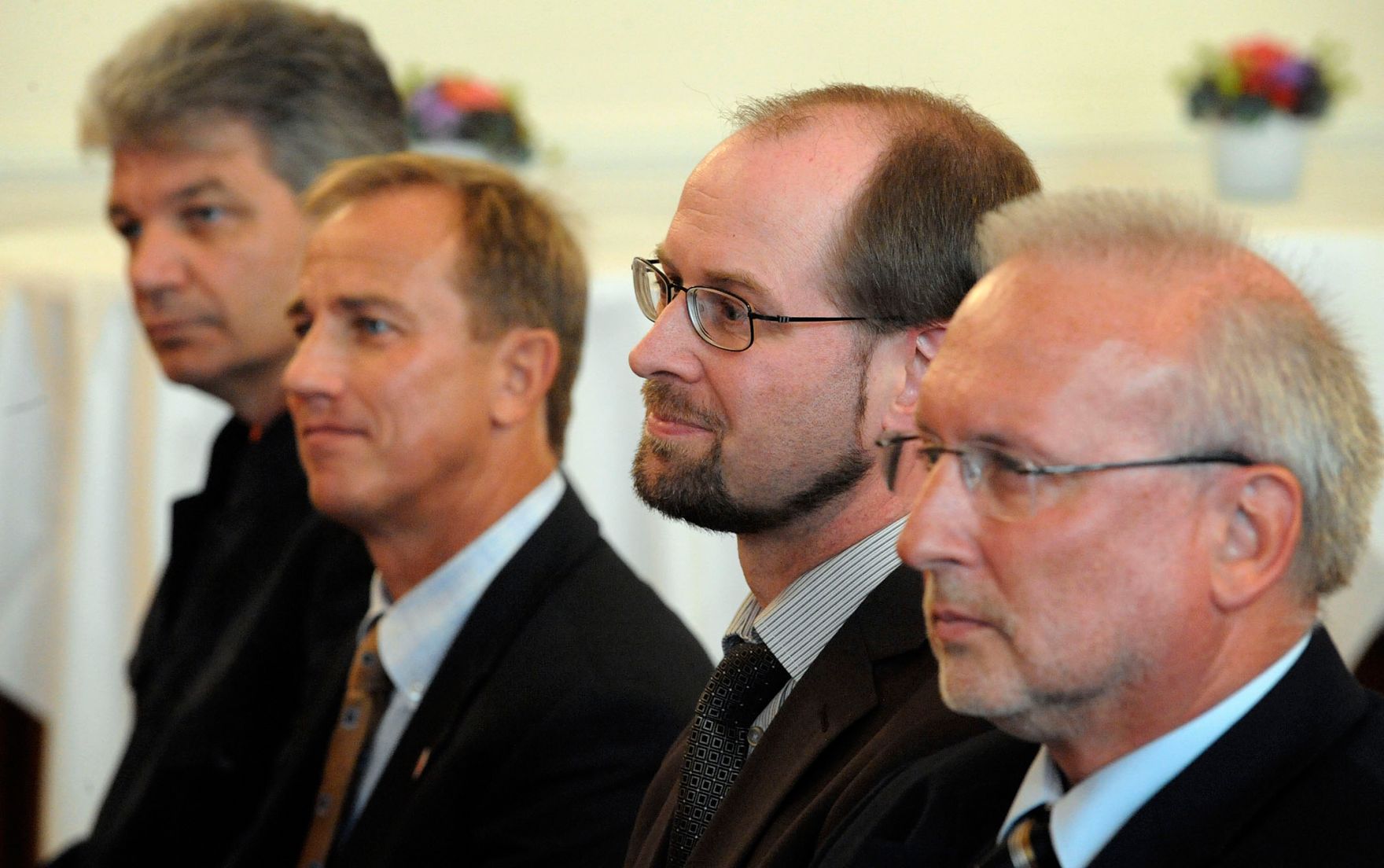 Am 21. Oktober 2009 &uuml;berreichte die Bundesministerin f&uuml;r Frauenangelegenheiten und &Ouml;ffentlichen Dienst Gabriele Heinisch-Hosek das ISO 9001 Zertifikat an den Asylgerichtshof. Im Bild (v.L.n.R.) Helmut M&uuml;hlbacher (Quality Austria), Wolfgang Leitner (Quality Austria), Vizepr&auml;sident (AsylGH) Volker Nowak und Pr&auml;sident (AsylGH) Harald Perl.