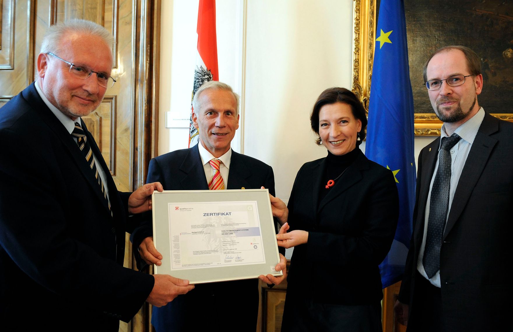 Am 21. Oktober 2009 &uuml;berreichte die Bundesministerin f&uuml;r Frauenangelegenheiten und &Ouml;ffentlichen Dienst Gabriele Heinisch-Hosek (2-R) das ISO 9001 Zertifikat an den Asylgerichtshof. Im Bild (v.L.n.R.) Pr&auml;sident (AsylGH) Harald Perl, Peter Reichert (Quality Austria), Bundesministerin Gabriele Heinisch-Hosek und Vizepr&auml;sident (AsylGH) Volker Nowak.