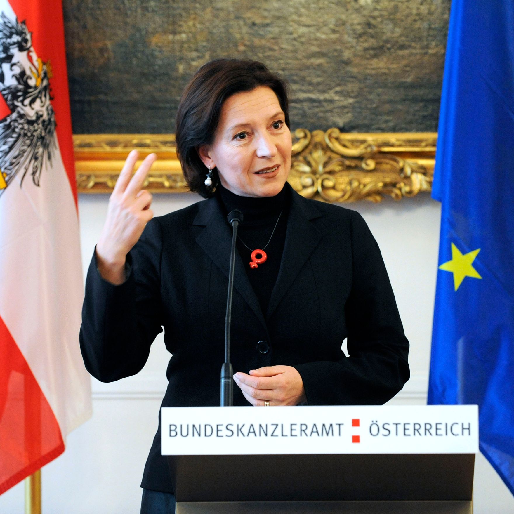 Am 21. Oktober 2009 &uuml;berreichte die Bundesministerin f&uuml;r Frauenangelegenheiten und &Ouml;ffentlichen Dienst Gabriele Heinisch-Hosek (im Bild) das ISO 9001 Zertifikat an den Asylgerichtshof.