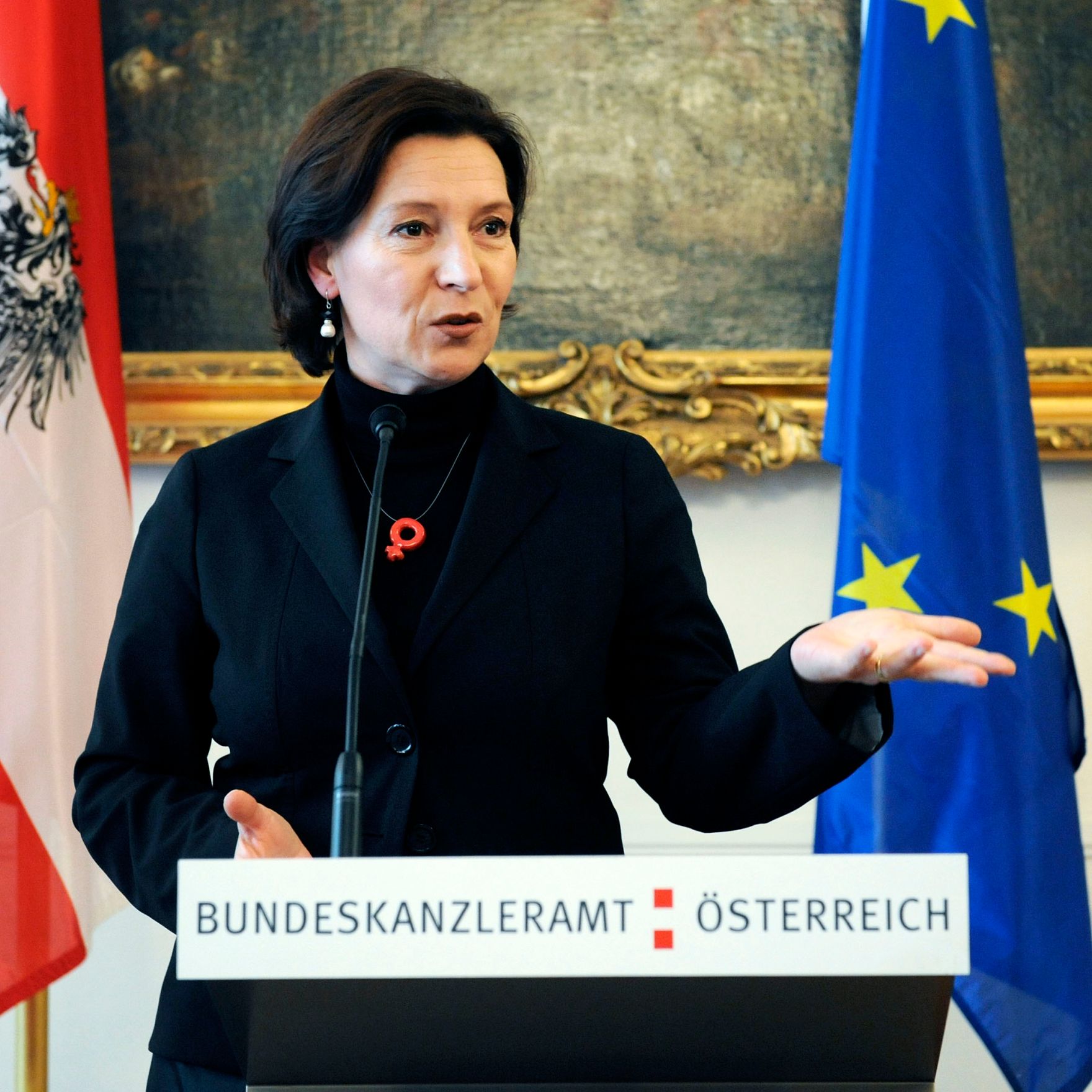 Am 21. Oktober 2009 &uuml;berreichte die Bundesministerin f&uuml;r Frauenangelegenheiten und &Ouml;ffentlichen Dienst Gabriele Heinisch-Hosek (im Bild) das ISO 9001 Zertifikat an den Asylgerichtshof.