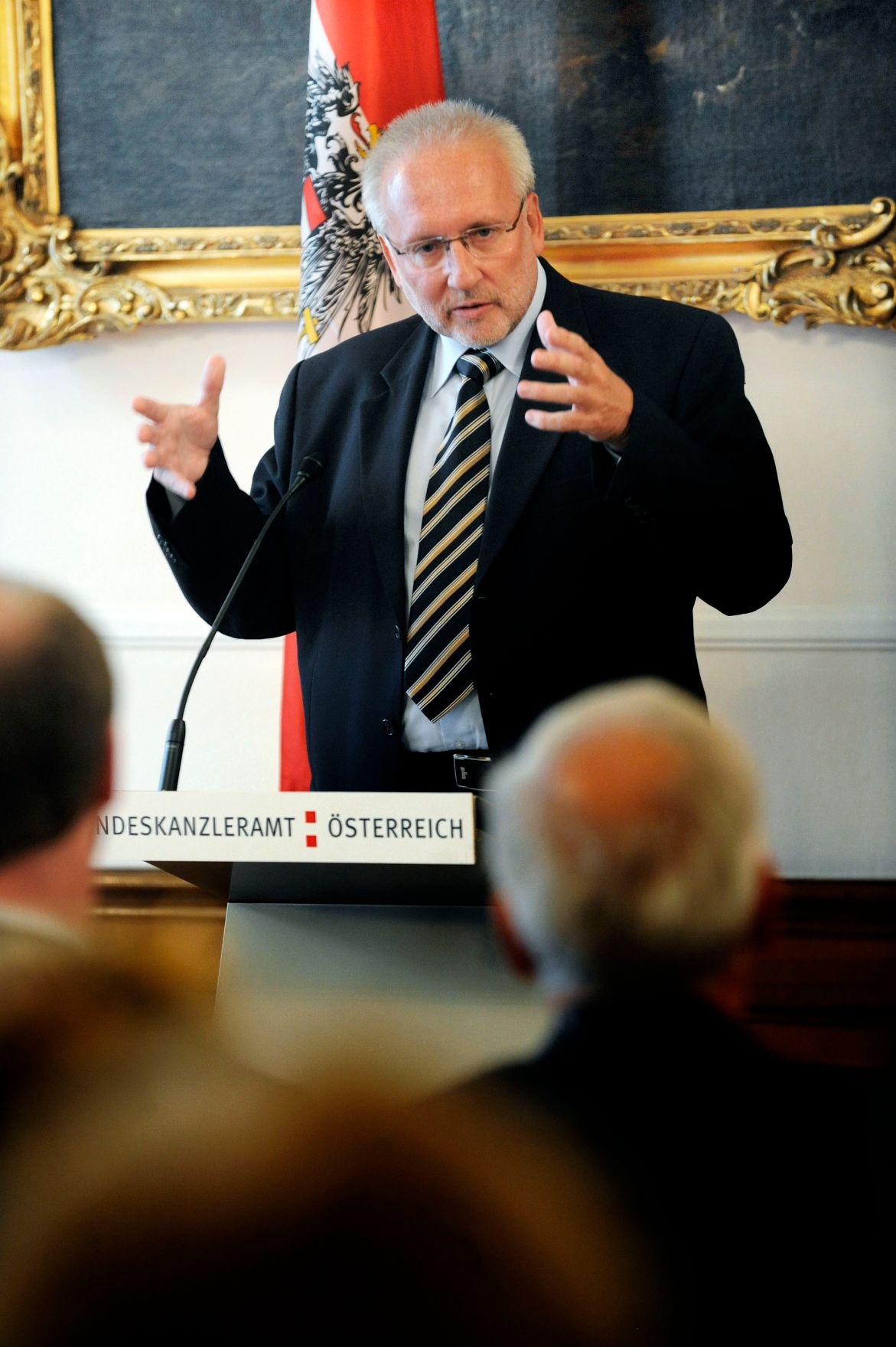 Am 21. Oktober 2009 &uuml;berreichte die Bundesministerin f&uuml;r Frauenangelegenheiten und &Ouml;ffentlichen Dienst Gabriele Heinisch-Hosek das ISO 9001 Zertifikat an den Asylgerichtshof. Im Bild der Pr&auml;sident (AsylGH) Harald Perl.