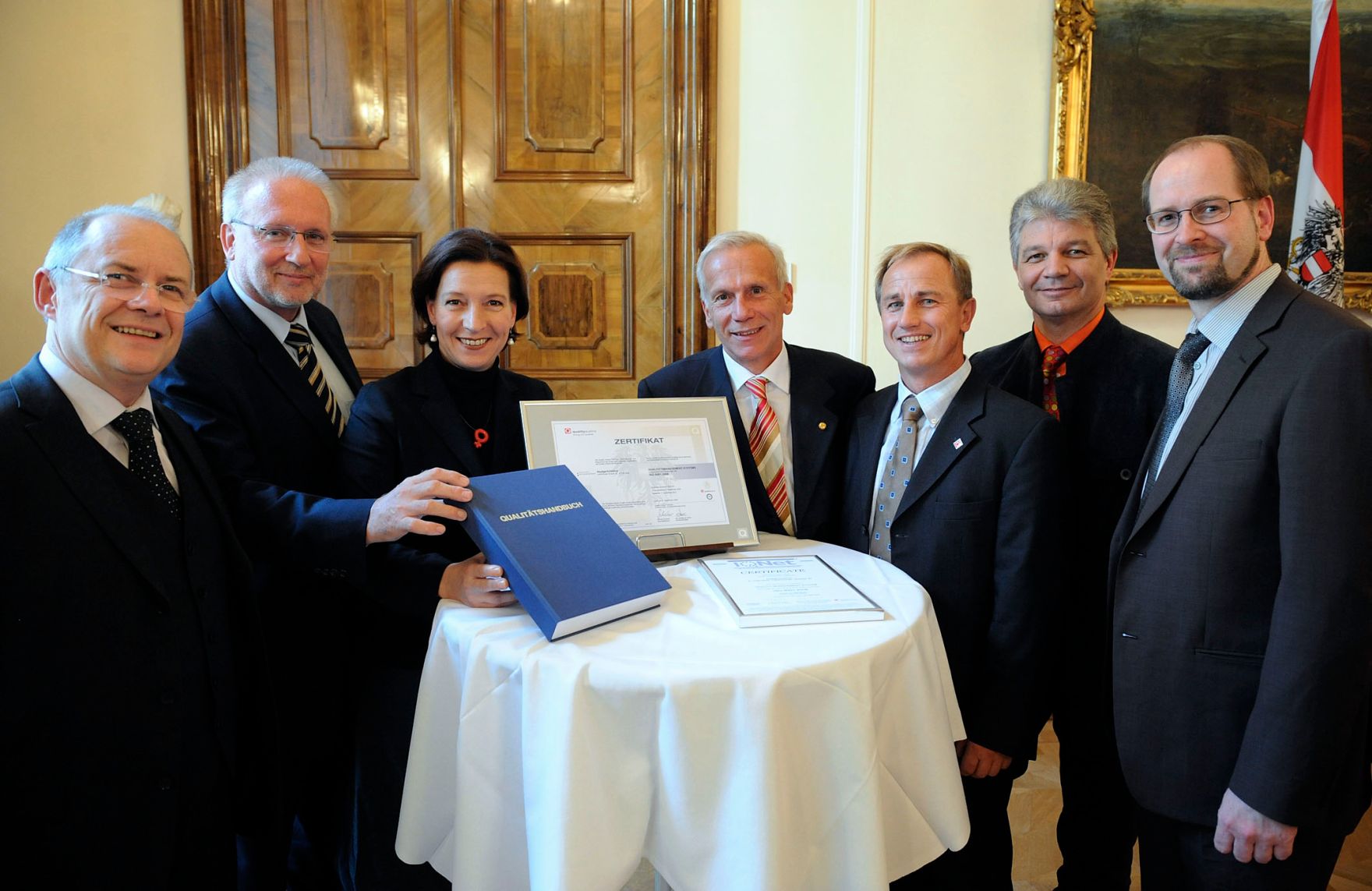 Am 21. Oktober 2009 &uuml;berreichte die Bundesministerin f&uuml;r Frauenangelegenheiten und &Ouml;ffentlichen Dienst Gabriele Heinisch-Hosek das ISO 9001 Zertifikat an den Asylgerichtshof. Im Bild (v.l.n.r.) Sektionschef Manfred Matzka, Pr&auml;sident (AsylGH) Harald Perl, Bundesministerin f&uuml;r Frauenangelegenheiten und &Ouml;ffentlichen Dienst Gabriele Heinisch-Hosek, Peter Reichert (Quality Austria), Wolfgang Leitner (Quality Austria), Helmut M&uuml;hlbacher (Quality Austria) und Vizepr&auml;sident (AsylGH) Volker Nowak.
