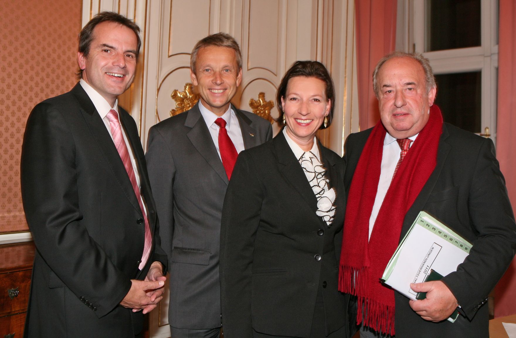 Abschluss Gehaltsverhandlungen im &Ouml;ffentlichen Dienst f&uuml;r das Jahr 2011. (v.l.n.r.) Christian Meidlinger (Vors. Gewerkschaft der Gemeindebediensteten), Reinhold Lopatka (Finanzstaatssekret&auml;r), Gabriele Heinisch-Hosek (Beamtenministerin), Fritz Neugebauer (Vors. Gewerkschaft &Ouml;ffentlicher Dienst).