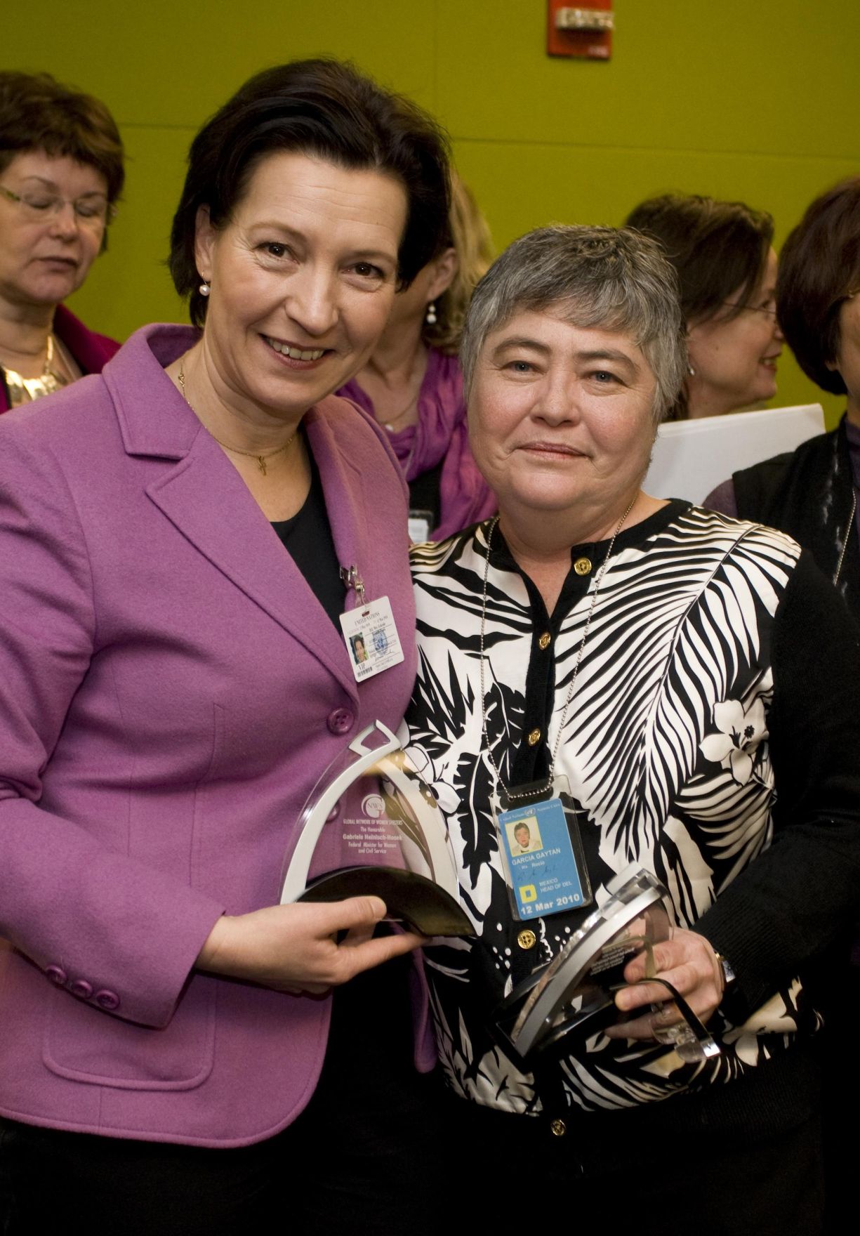 Das internationale Netzwerk &quot;Global Network of Women&acute;s Shelters&quot; zeichnete im Rahmen der Frauenstatuskommission in New York Politikerinnen und Politiker aus, die sich im Kampf gegen Gewalt an Frauen besonders engagieren. Frauenministerin Heinisch-Hosek hat f&uuml;r &Ouml;sterreich eine Anerkennung bekommen. Im Bild Frauenministerin Gabriele Heinisch-Hosek (L) mit der Pr&auml;sidentin des Nationalen Fraueninstituts von Mexiko Mar&iacute;a del Roc&iacute;o Garc&iacute;a Gayt&aacute;n (R).