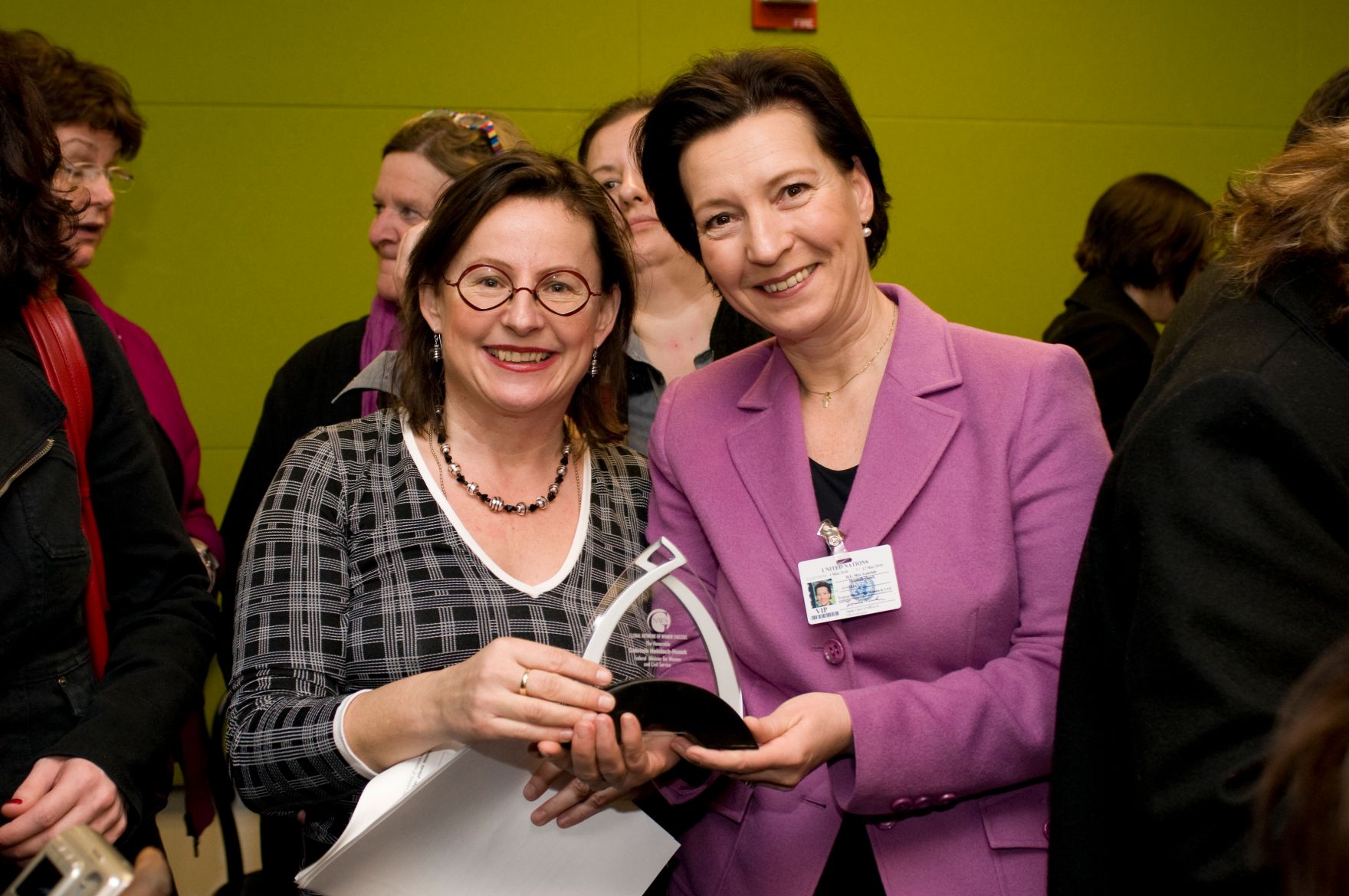 Das internationale Netzwerk &quot;Global Network of Women&acute;s Shelters&quot; zeichnete im Rahmen der Frauenstatuskommission in New York Politikerinnen und Politiker aus, die sich im Kampf gegen Gewalt an Frauen besonders engagieren. Frauenministerin Heinisch-Hosek hat f&uuml;r &Ouml;sterreich eine Anerkennung bekommen. Im Bild Frauenministerin Gabriele Heinisch-Hosek (R) mit Rosa Logar (Women Against Violence Europe) (L).