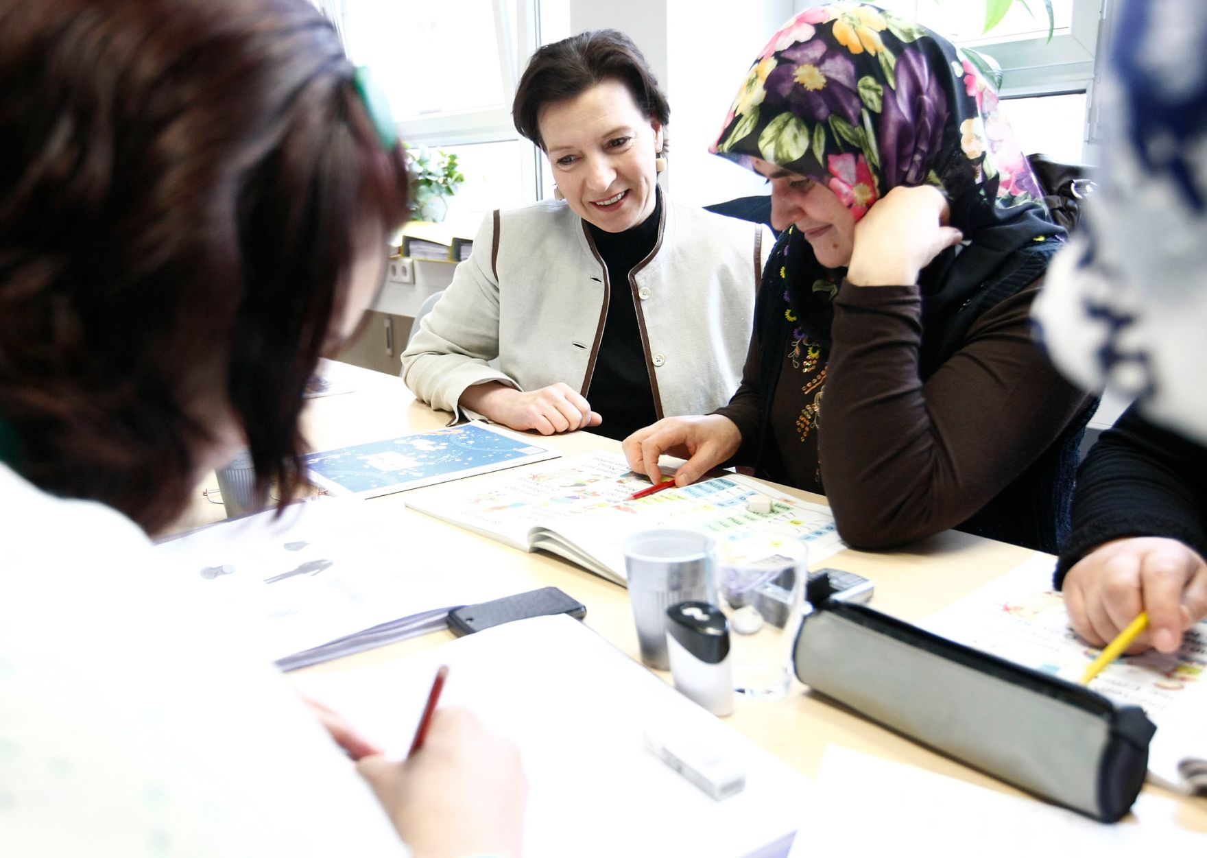 Am 19. M&auml;rz 2010 startete die Bundesministerin f&uuml;r Frauenangelegenheiten und &Ouml;ffentlichen Dienst, Gabriele Heinisch-Hosek im Rahmen eines Bundesl&auml;ndertags in Salzburg, die Dialogtour f&uuml;r ein besseres Zusammenleben zwischen &Ouml;sterreicherInnen und MigrantInnen.