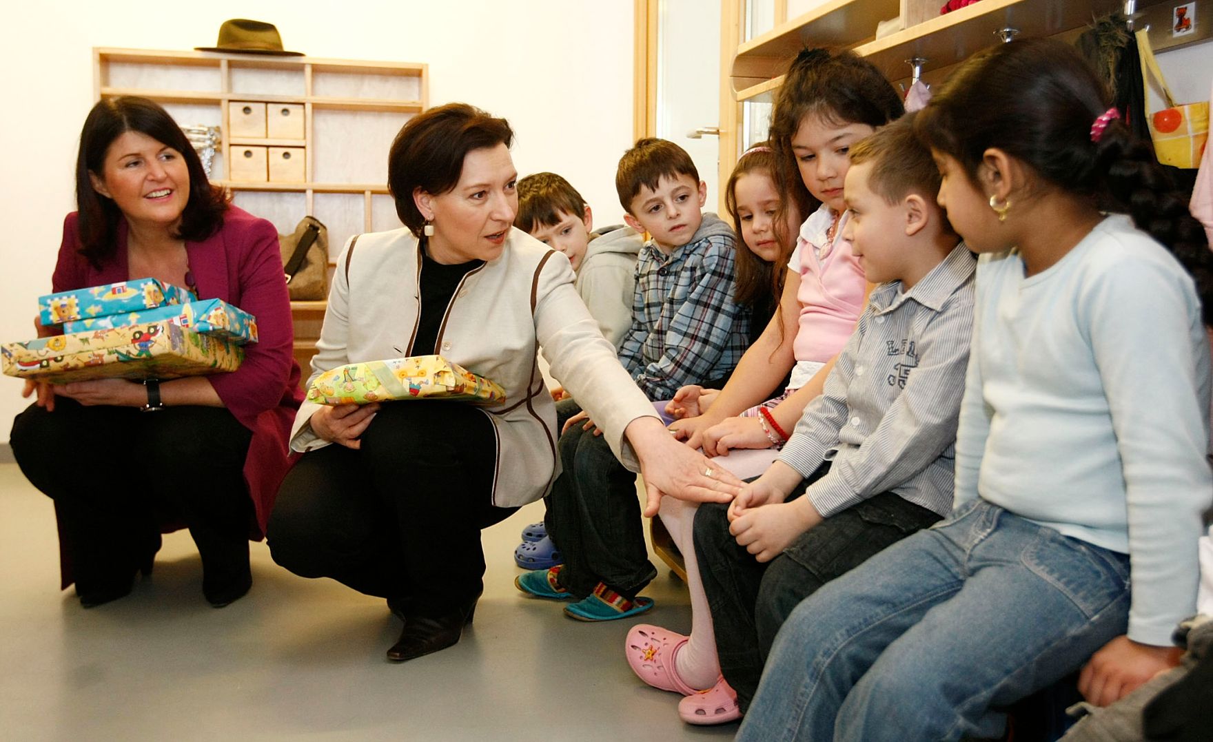 Am 19. M&auml;rz 2010 startete die Bundesministerin f&uuml;r Frauenangelegenheiten und &Ouml;ffentlichen Dienst, Gabriele Heinisch-Hosek im Rahmen eines Bundesl&auml;ndertags in Salzburg, die Dialogtour f&uuml;r ein besseres Zusammenleben zwischen &Ouml;sterreicherInnen und MigrantInnen. Links im Bild Salzburgs Landeshauptfrau Gabi Burgstaller.