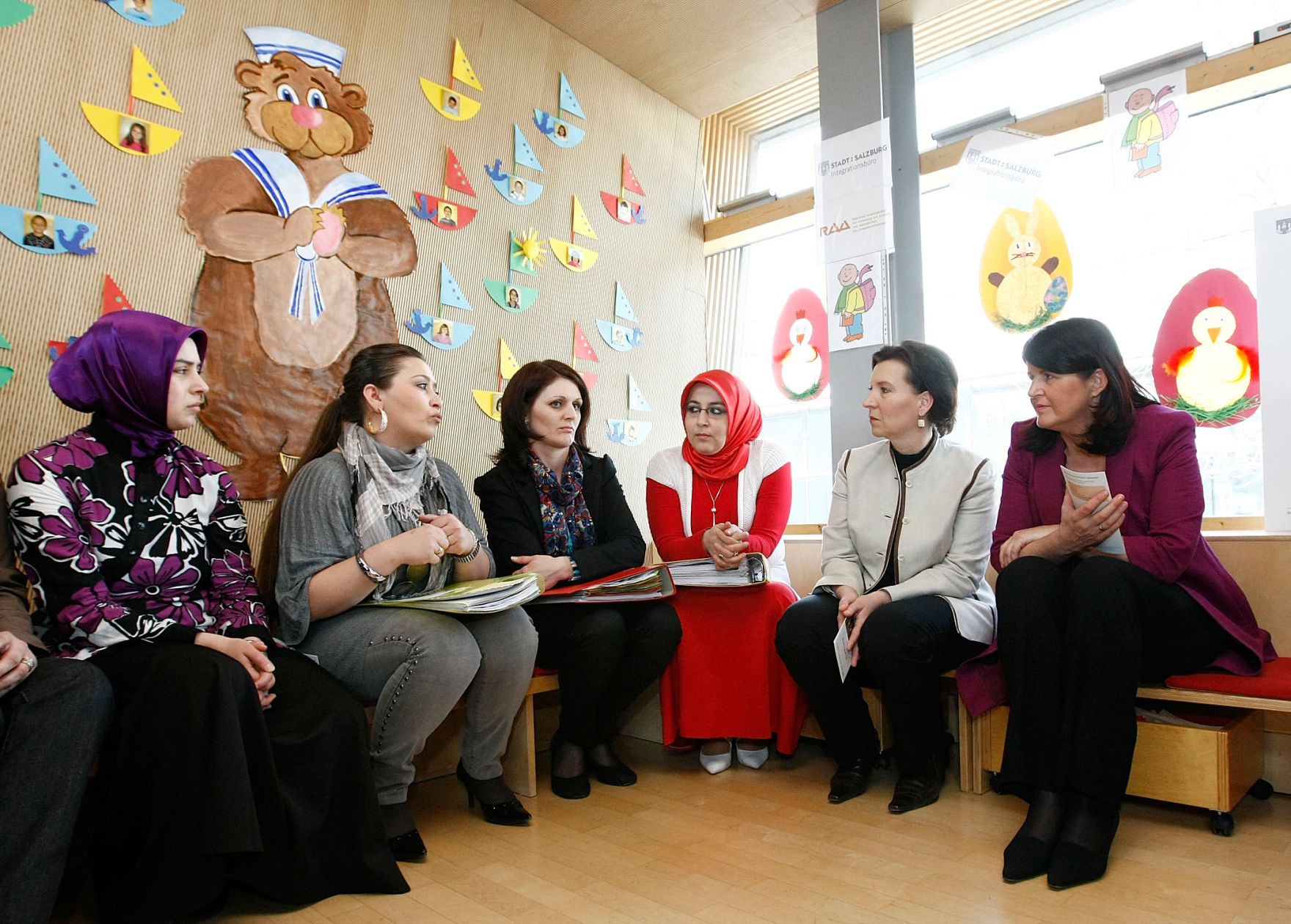 Am 19. M&auml;rz 2010 startete die Bundesministerin f&uuml;r Frauenangelegenheiten und &Ouml;ffentlichen Dienst, Gabriele Heinisch-Hosek im Rahmen eines Bundesl&auml;ndertags in Salzburg, die Dialogtour f&uuml;r ein besseres Zusammenleben zwischen &Ouml;sterreicherInnen und MigrantInnen. Rechts im Bild Salzburgs Landeshauptfrau Gabi Burgstaller.
