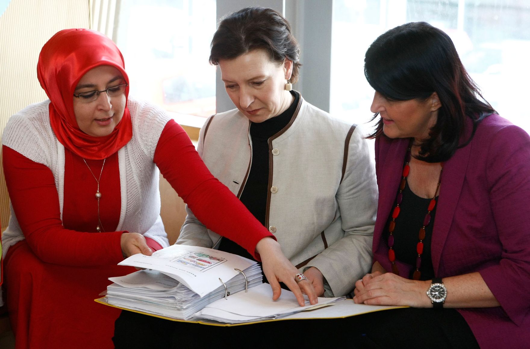 Am 19. M&auml;rz 2010 startete die Bundesministerin f&uuml;r Frauenangelegenheiten und &Ouml;ffentlichen Dienst, Gabriele Heinisch-Hosek im Rahmen eines Bundesl&auml;ndertags in Salzburg, die Dialogtour f&uuml;r ein besseres Zusammenleben zwischen &Ouml;sterreicherInnen und MigrantInnen. Rechts im Bild Salzburgs Landeshauptfrau Gabi Burgstaller.