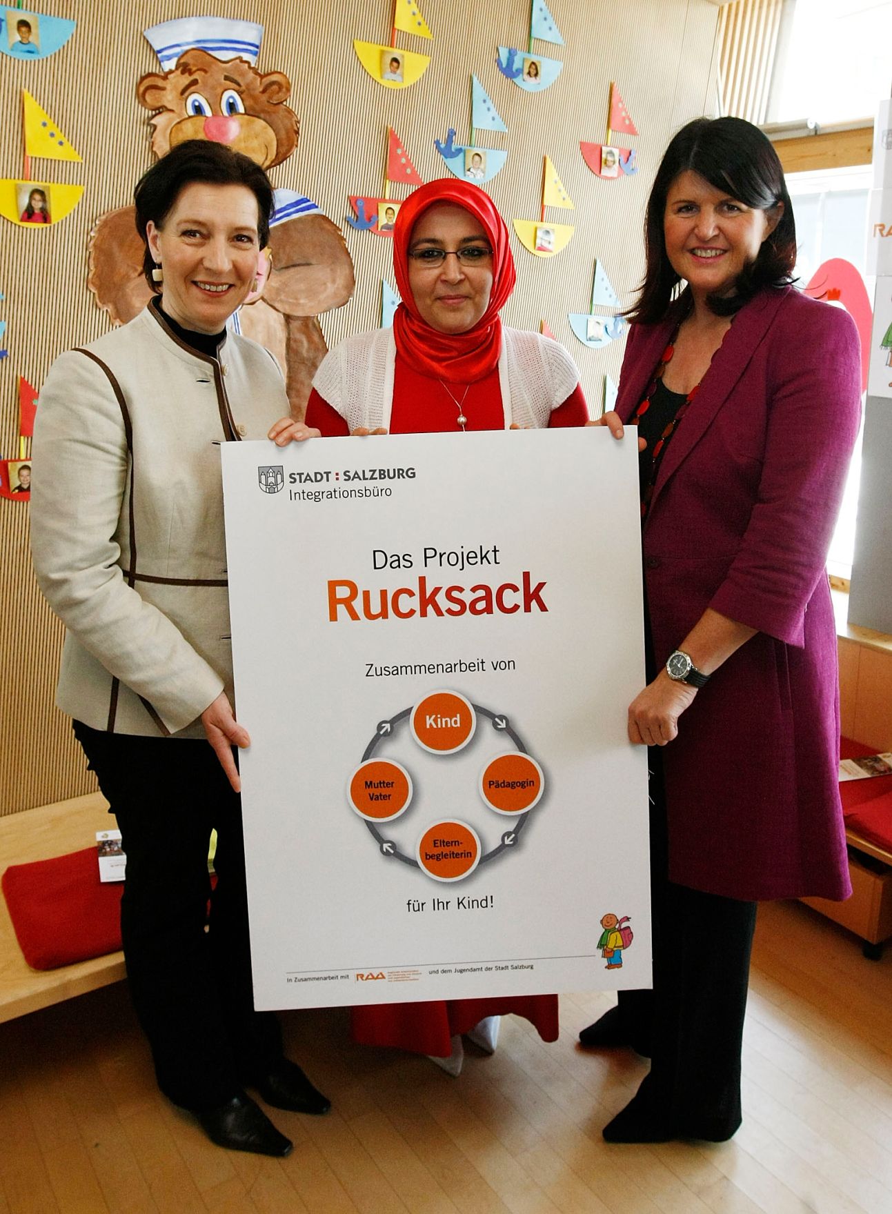 Am 19. M&auml;rz 2010 startete die Bundesministerin f&uuml;r Frauenangelegenheiten und &Ouml;ffentlichen Dienst, Gabriele Heinisch-Hosek im Rahmen eines Bundesl&auml;ndertags in Salzburg, die Dialogtour f&uuml;r ein besseres Zusammenleben zwischen &Ouml;sterreicherInnen und MigrantInnen. Rechts im Bild Salzburgs Landeshauptfrau Gabi Burgstaller.