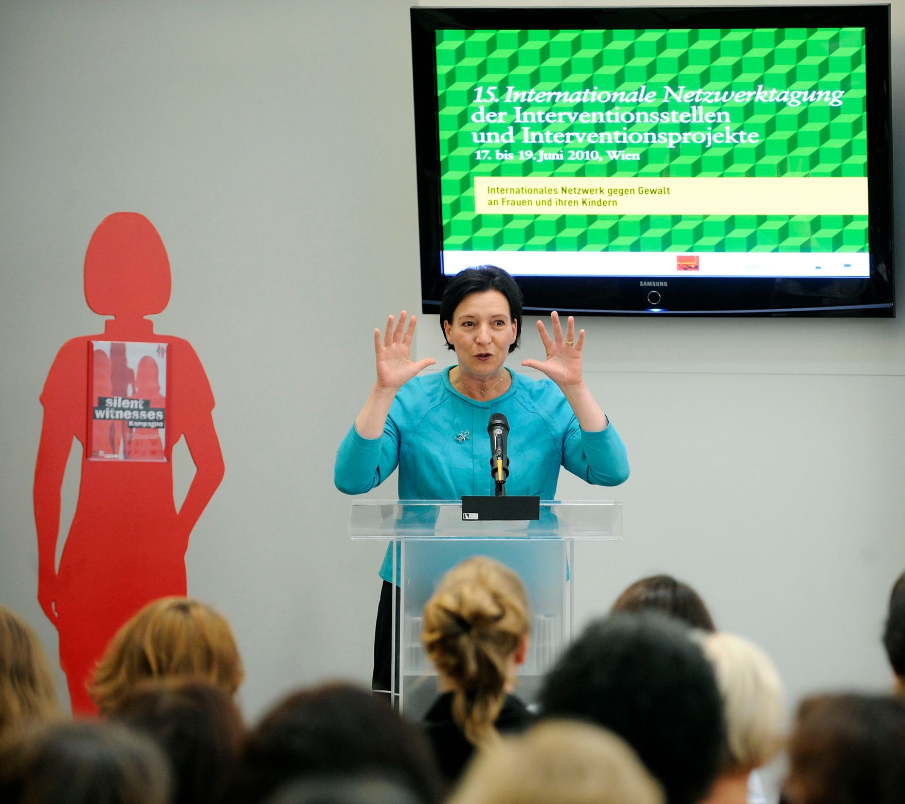 Am 17. Juni 2010 sprach Frauenministerin Gabriele Heinisch-Hosek die Begr&uuml;&szlig;ungsworte bei der 15. Internationalen Netzwerktagung der Interventionsstellen und Interventionsprojekte gegen Gewalt an Frauen und ihren Kindern im Haus der Europ&auml;ischen Union in Wien.