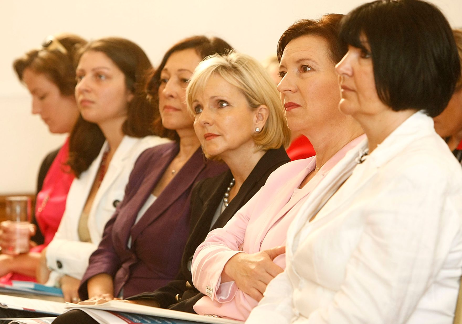 Am 30. Juni 2010 fand im B&uuml;ro von Frauenministerin Gabriele Heinisch-Hosek (2-R) die Pr&auml;sentation des ExpertInnenpapiers zur Gleichstellung am Arbeitsmarkt statt.