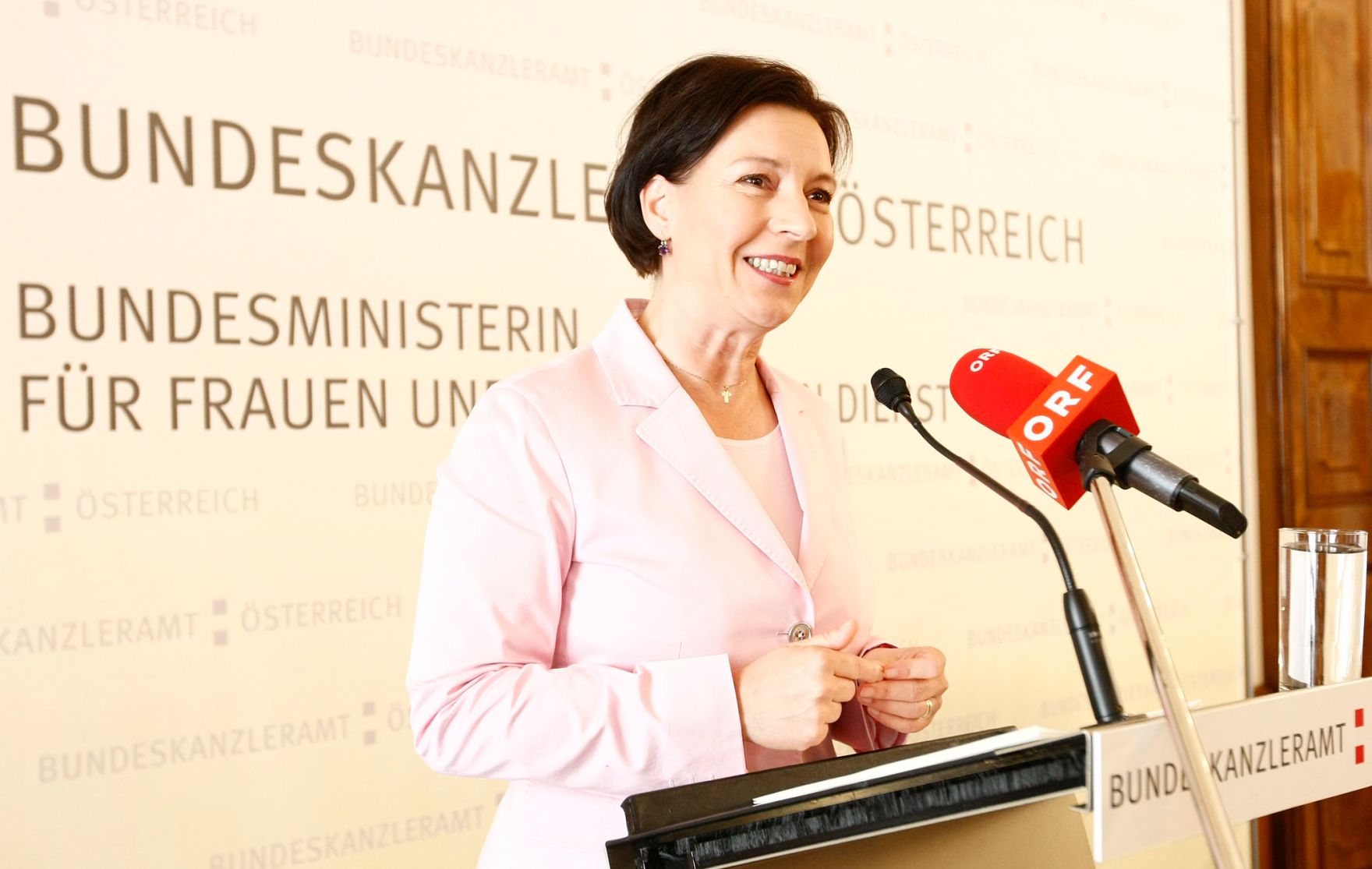 Am 30. Juni 2010 fand im B&uuml;ro von Frauenministerin Gabriele Heinisch-Hosek (im Bild) die Pr&auml;sentation des ExpertInnenpapiers zur Gleichstellung am Arbeitsmarkt statt.