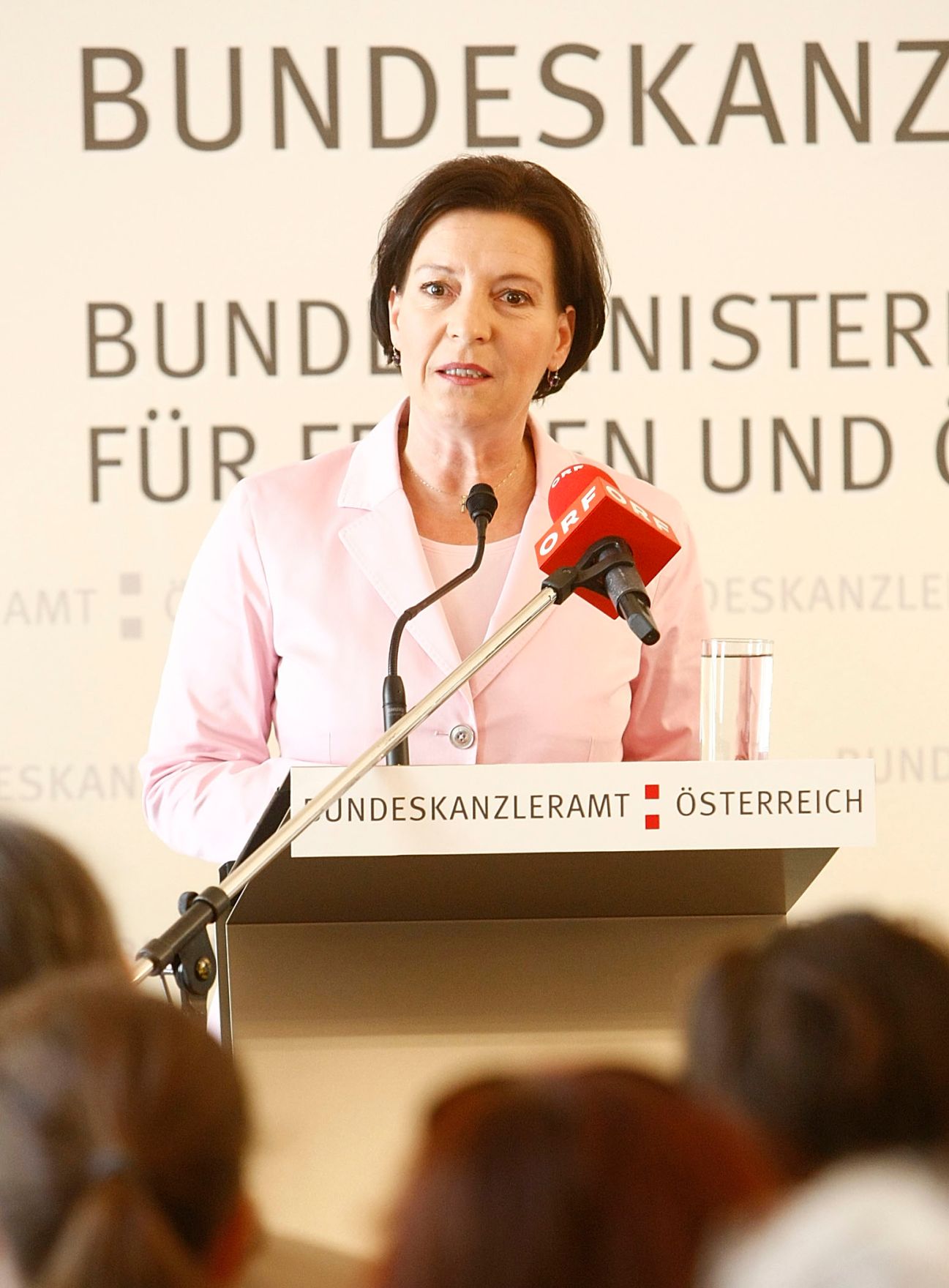 Am 30. Juni 2010 fand im B&uuml;ro von Frauenministerin Gabriele Heinisch-Hosek (im Bild) die Pr&auml;sentation des ExpertInnenpapiers zur Gleichstellung am Arbeitsmarkt statt.