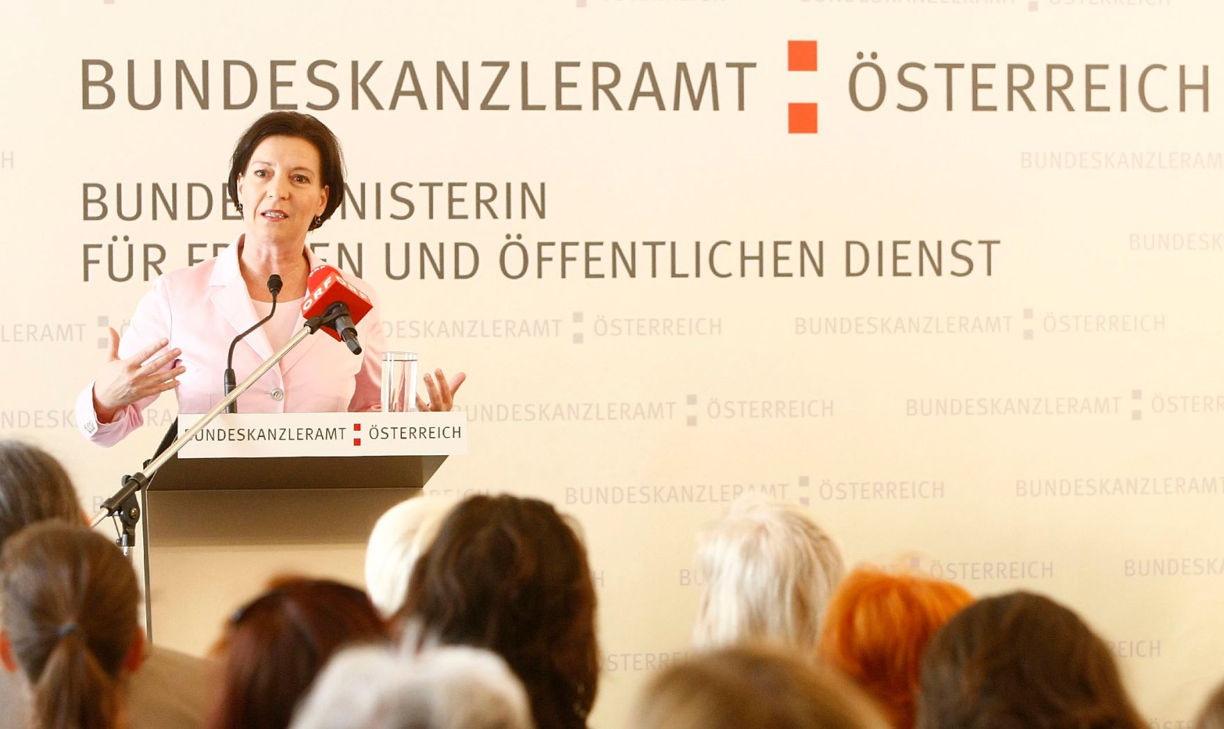 Am 30. Juni 2010 fand im B&uuml;ro von Frauenministerin Gabriele Heinisch-Hosek (im Bild) die Pr&auml;sentation des ExpertInnenpapiers zur Gleichstellung am Arbeitsmarkt statt.