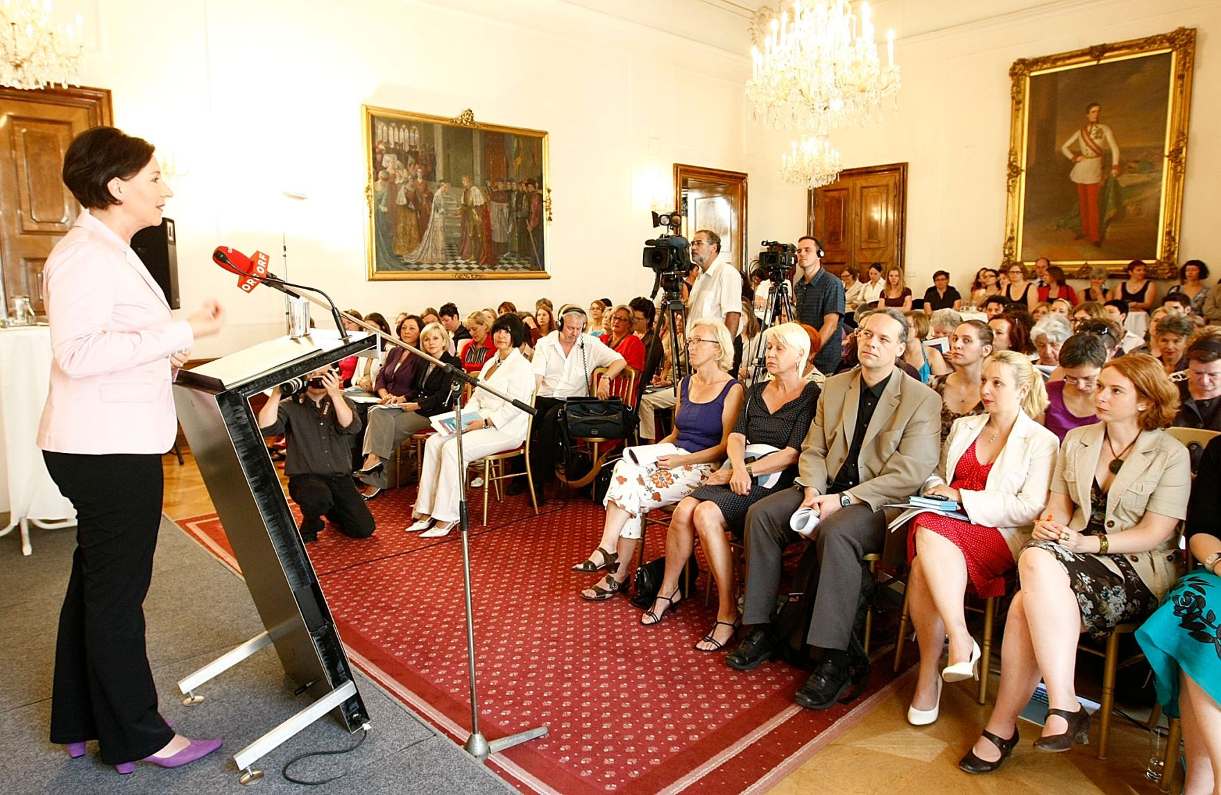 Am 30. Juni 2010 fand im B&uuml;ro von Frauenministerin Gabriele Heinisch-Hosek (L) die Pr&auml;sentation des ExpertInnenpapiers zur Gleichstellung am Arbeitsmarkt statt.
