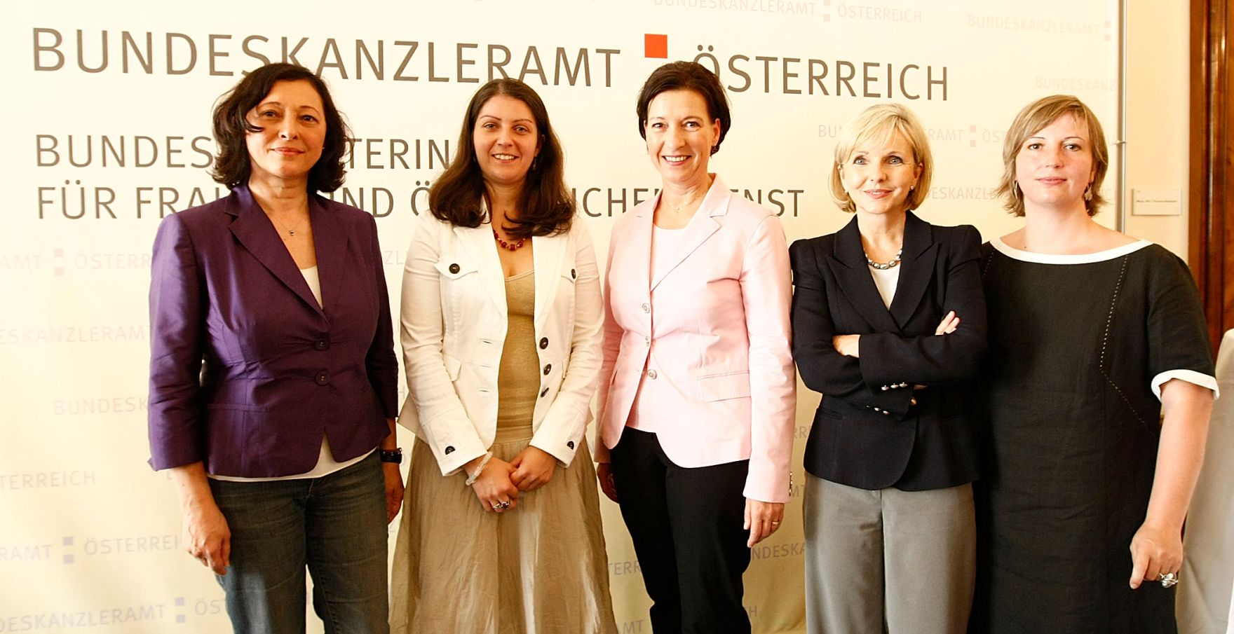 Am 30. Juni 2010 fand im B&uuml;ro von Frauenministerin Gabriele Heinisch-Hosek (M) die Pr&auml;sentation des ExpertInnenpapiers zur Gleichstellung am Arbeitsmarkt statt.