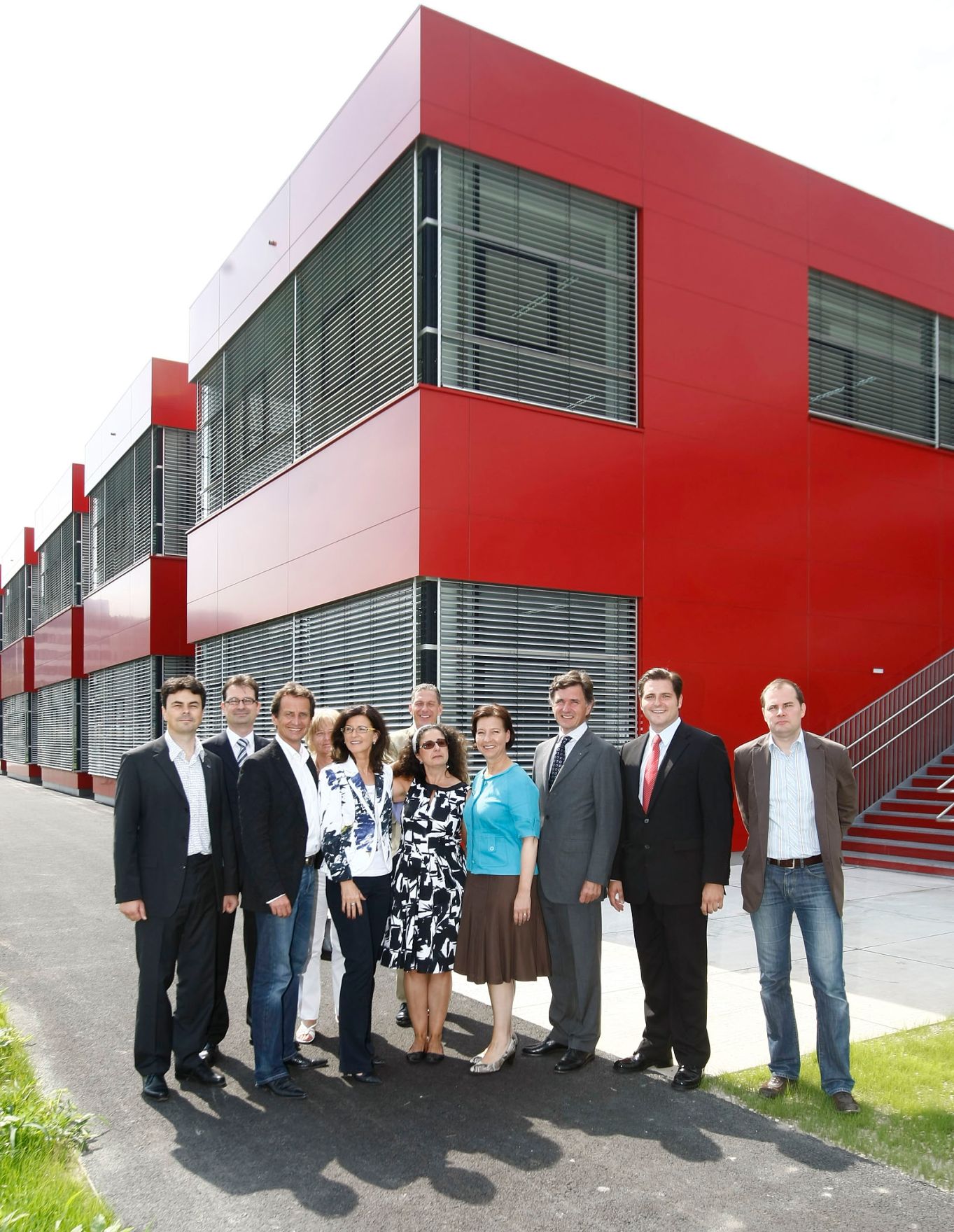 Bundesministerin f&uuml;r Frauenangelegenheiten und &Ouml;ffentlichen Dienst Gabriele Heinisch-Hosek und VertreterInnen der Unternehmen, die den Kindergarten gebaut haben, die Leiterin des neuen Kindergartens Bildungscampus Nordbahnhof, VertreterInnen der Stadt Wien.