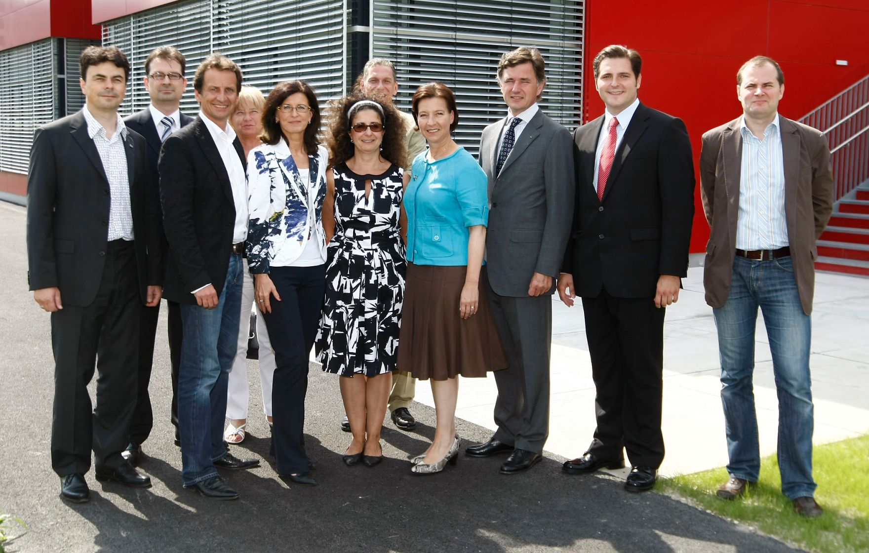 Bundesministerin f&uuml;r Frauenangelegenheiten und &Ouml;ffentlichen Dienst Gabriele Heinisch-Hosek und VertreterInnen der Unternehmen, die den Kindergarten gebaut haben, die Leiterin des neuen Kindergartens Bildungscampus Nordbahnhof, VertreterInnen der Stadt Wien.