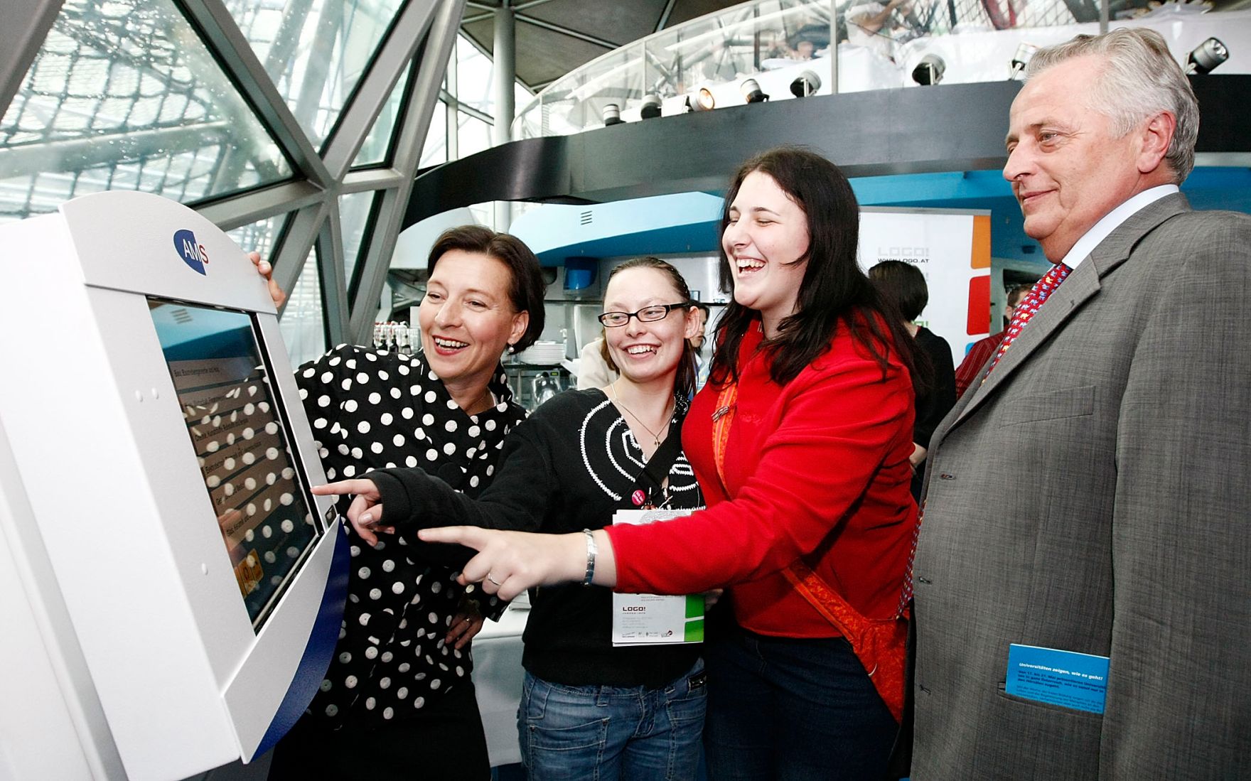 Bundesministerin Heinisch-Hosek bei der Veranstaltung &quot;Finde deinen eigenen Weg - 1. Girl Event in Graz&quot;.