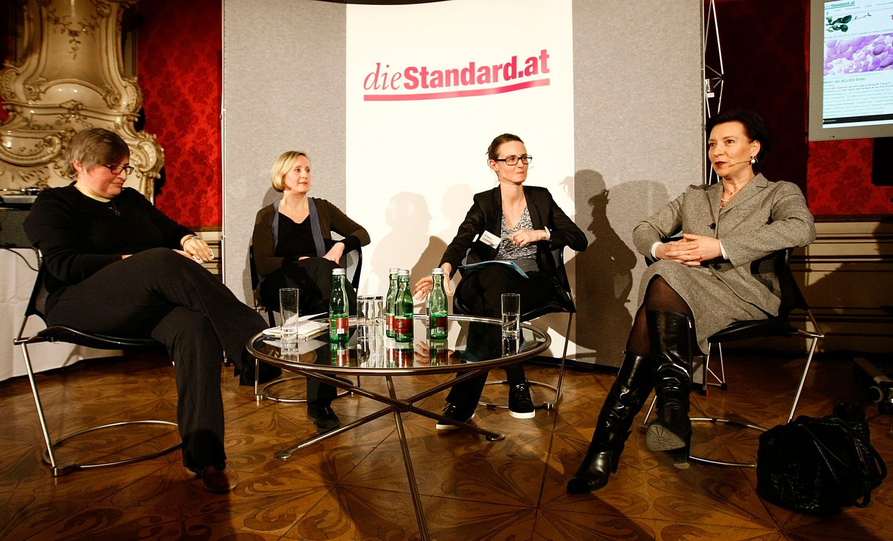 Frauenministerin Gabriele Heinisch-Hosek, DiskutantInnen der Podiumsdiskussion und BesucherInnen der Veranstaltung 10 Jahre "diestandard.at".
