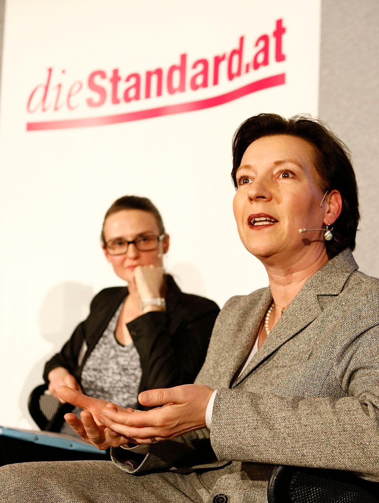 Frauenministerin Gabriele Heinisch-Hosek, DiskutantInnen der Podiumsdiskussion und BesucherInnen der Veranstaltung 10 Jahre "diestandard.at".