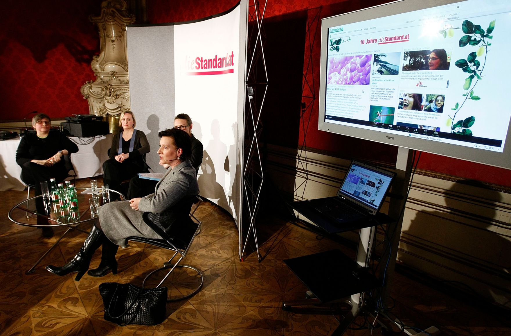 Frauenministerin Gabriele Heinisch-Hosek, DiskutantInnen der Podiumsdiskussion und BesucherInnen der Veranstaltung 10 Jahre "diestandard.at".