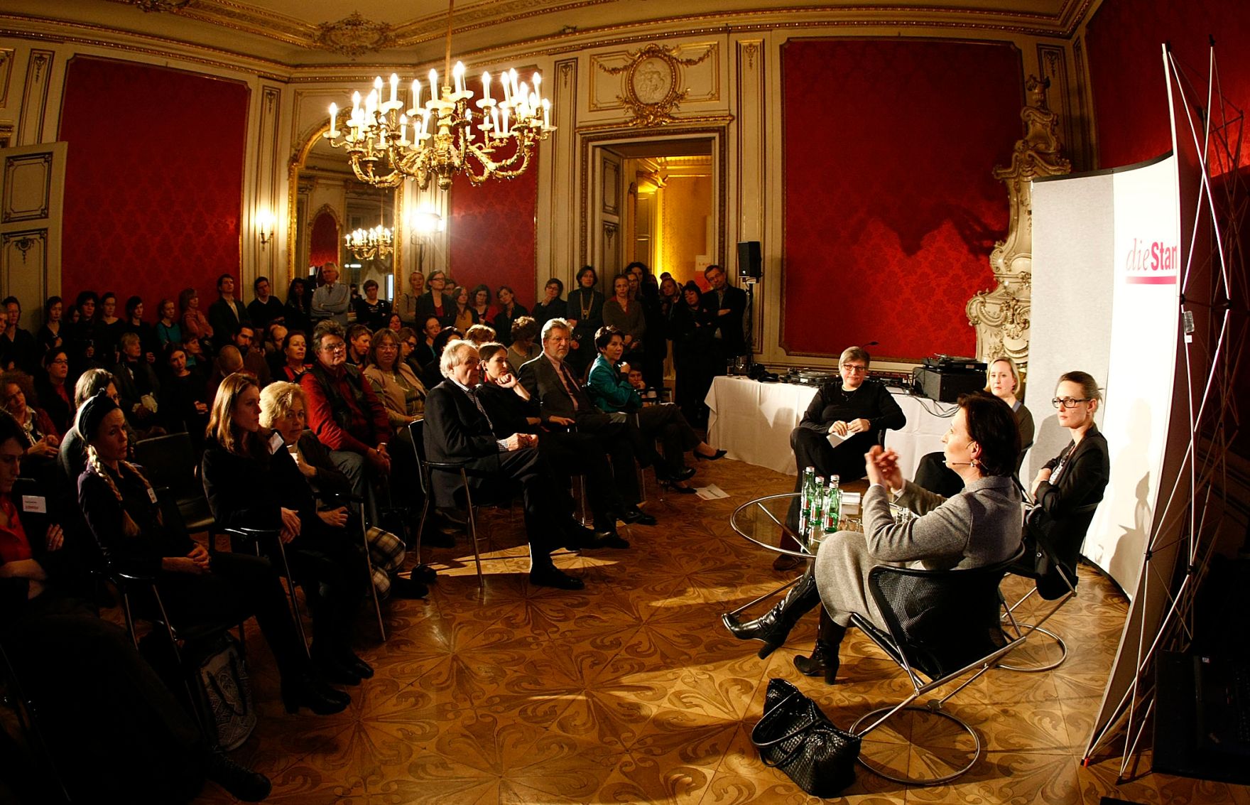 Frauenministerin Gabriele Heinisch-Hosek, DiskutantInnen der Podiumsdiskussion und BesucherInnen der Veranstaltung 10 Jahre "diestandard.at".