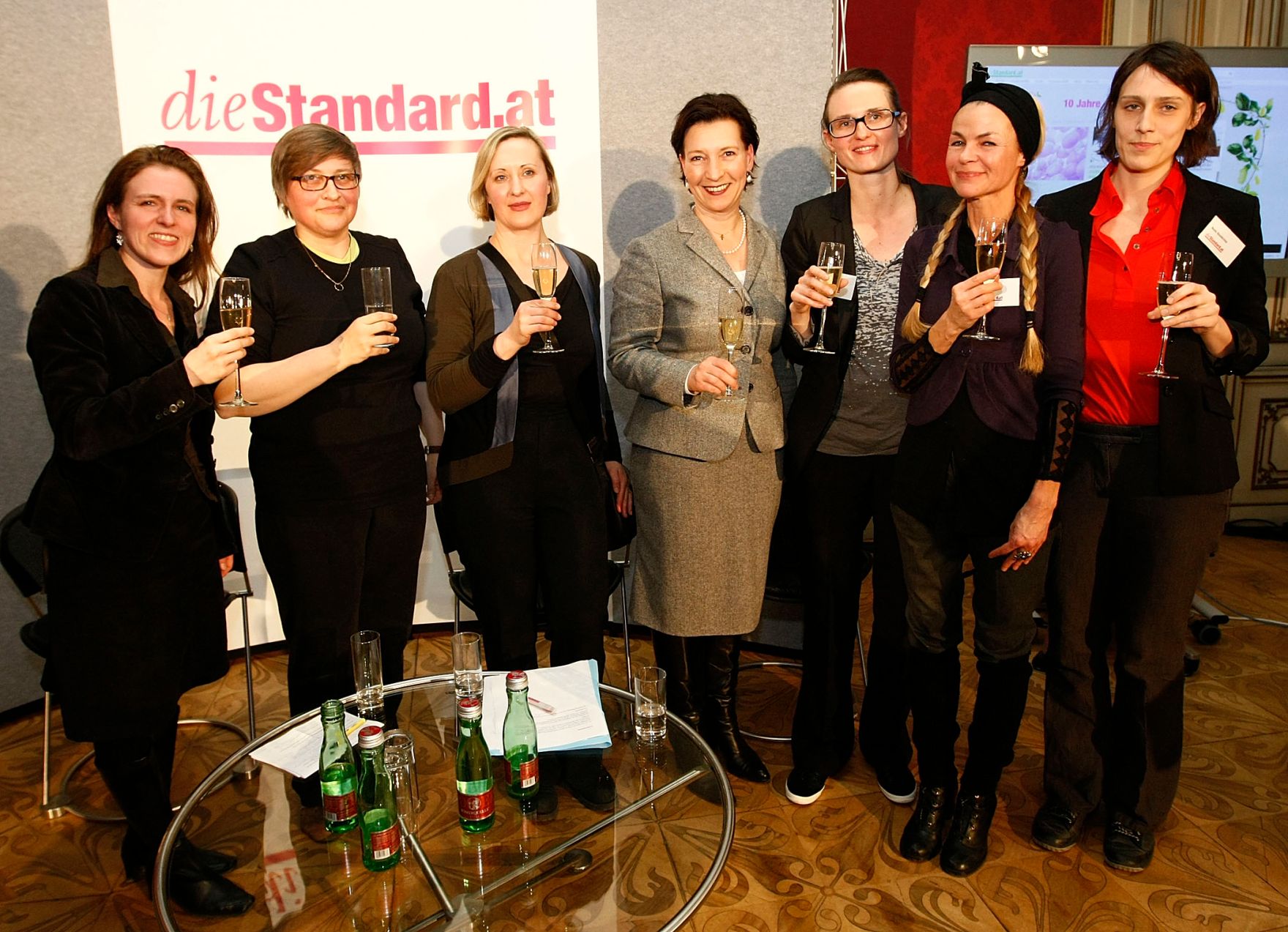 Frauenministerin Gabriele Heinisch-Hosek, DiskutantInnen der Podiumsdiskussion und BesucherInnen der Veranstaltung 10 Jahre "diestandard.at".