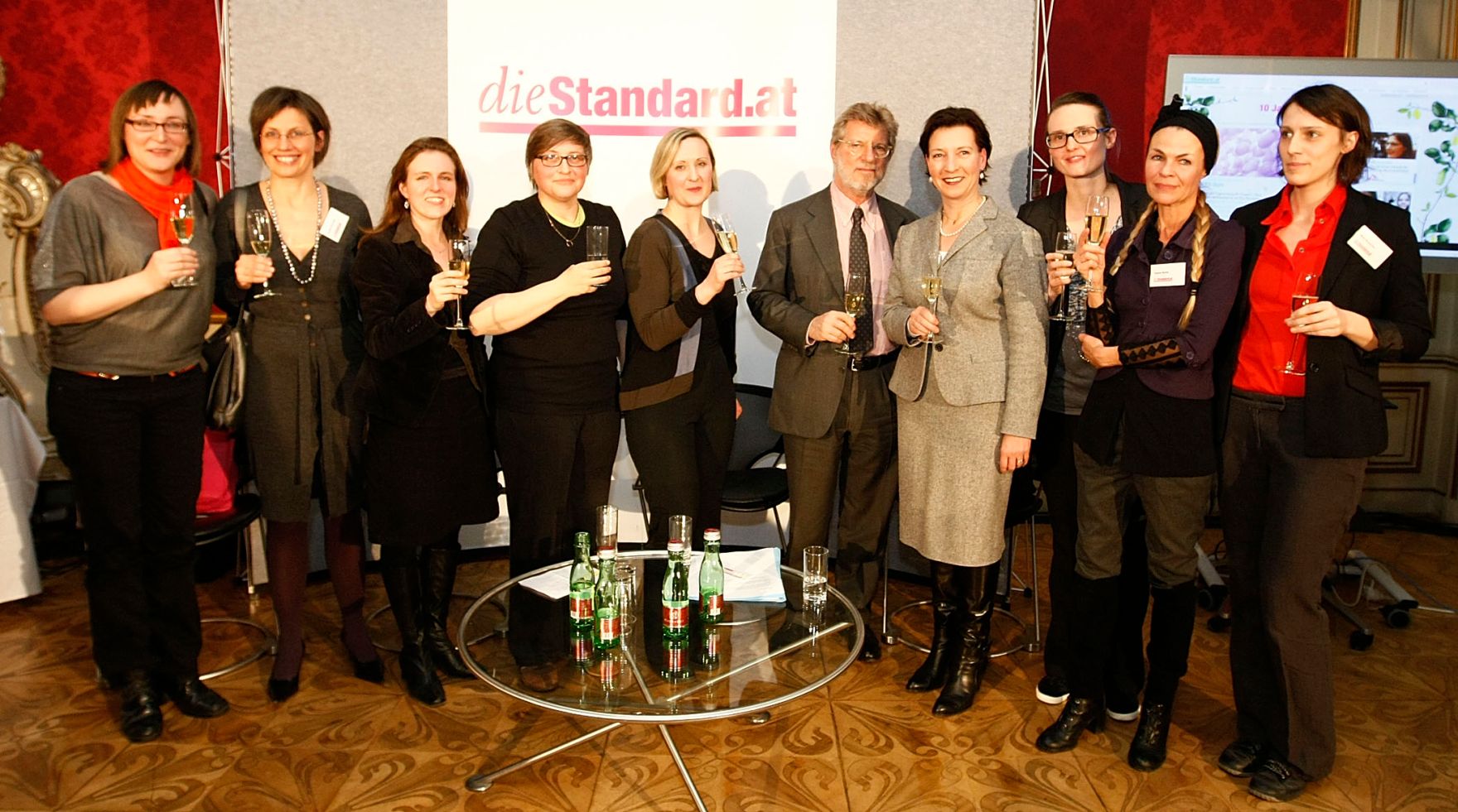 Frauenministerin Gabriele Heinisch-Hosek, DiskutantInnen der Podiumsdiskussion und BesucherInnen der Veranstaltung 10 Jahre "diestandard.at".