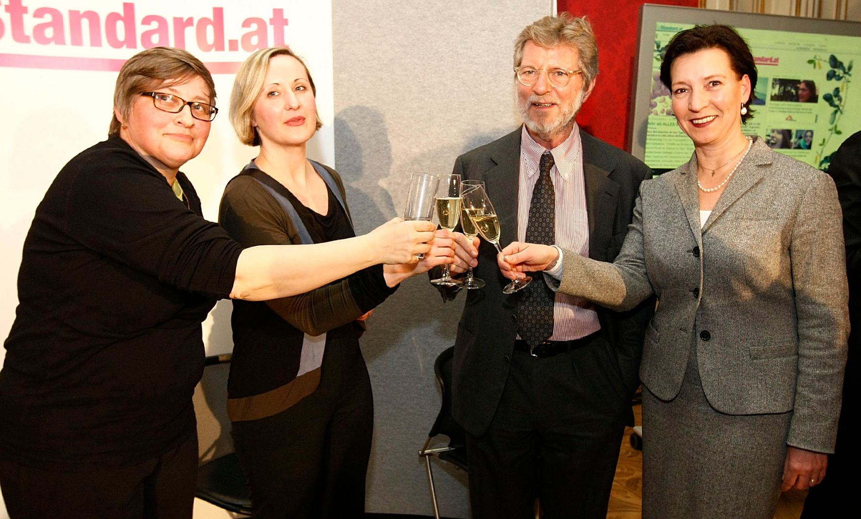 Frauenministerin Gabriele Heinisch-Hosek, DiskutantInnen der Podiumsdiskussion und BesucherInnen der Veranstaltung 10 Jahre "diestandard.at".