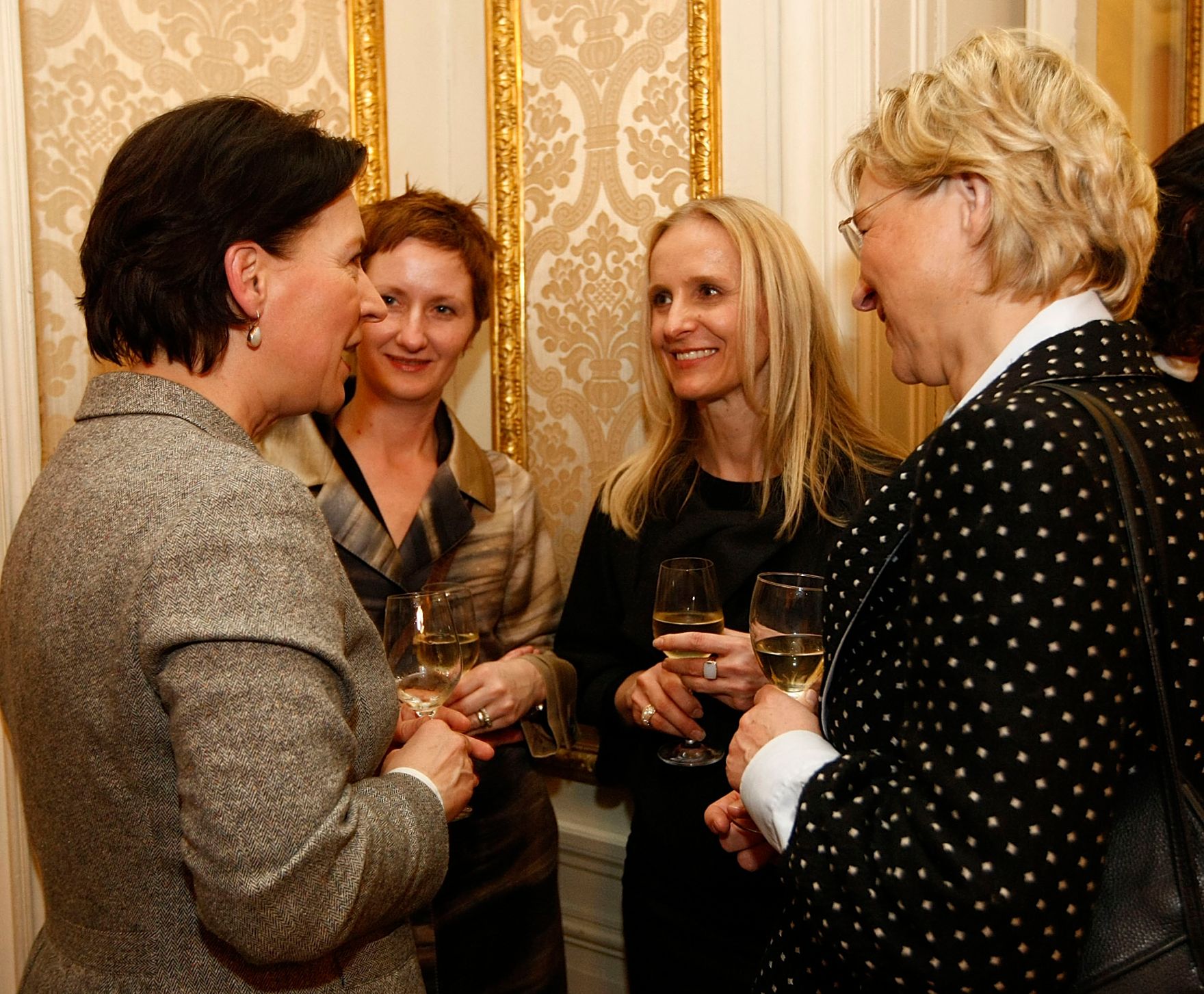Frauenministerin Gabriele Heinisch-Hosek, DiskutantInnen der Podiumsdiskussion und BesucherInnen der Veranstaltung 10 Jahre "diestandard.at".