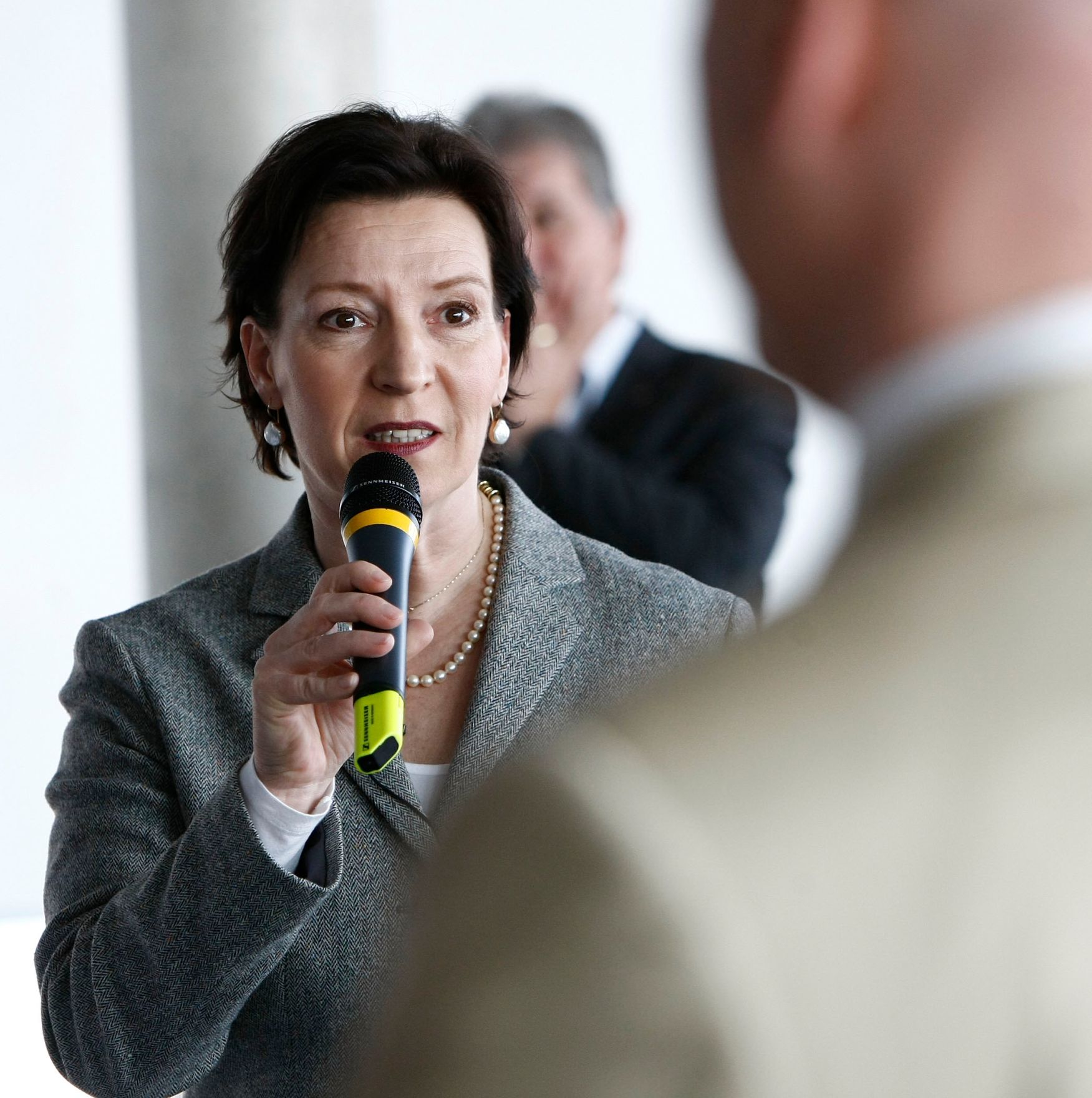 Frauenministerin Gabriele Heinisch-Hosek, Vorst&auml;nde, Betriebsr&auml;tInnen und MitarbeiterInnen der OMV.